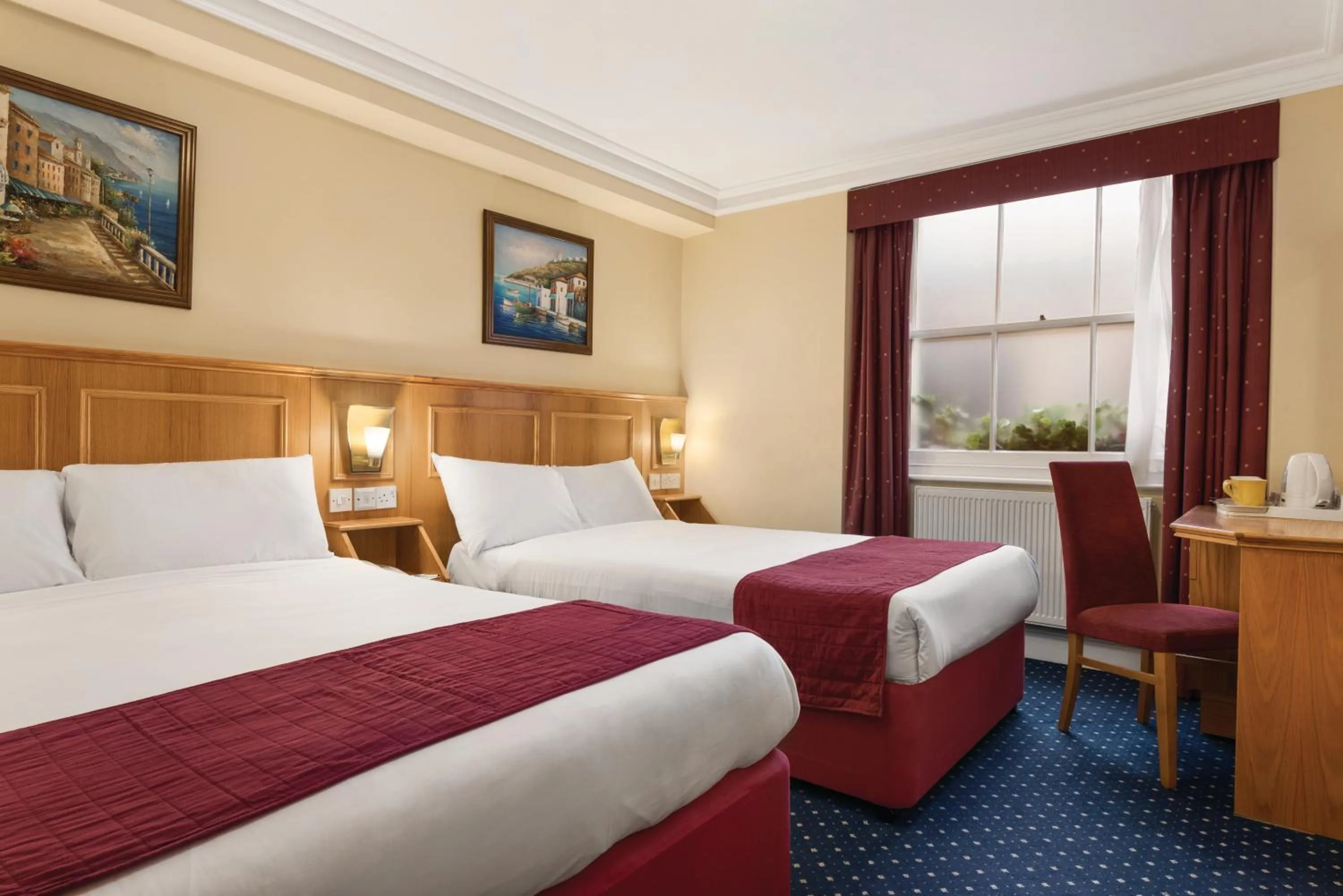 Photo of the whole room, Bed in Days Inn Hyde Park