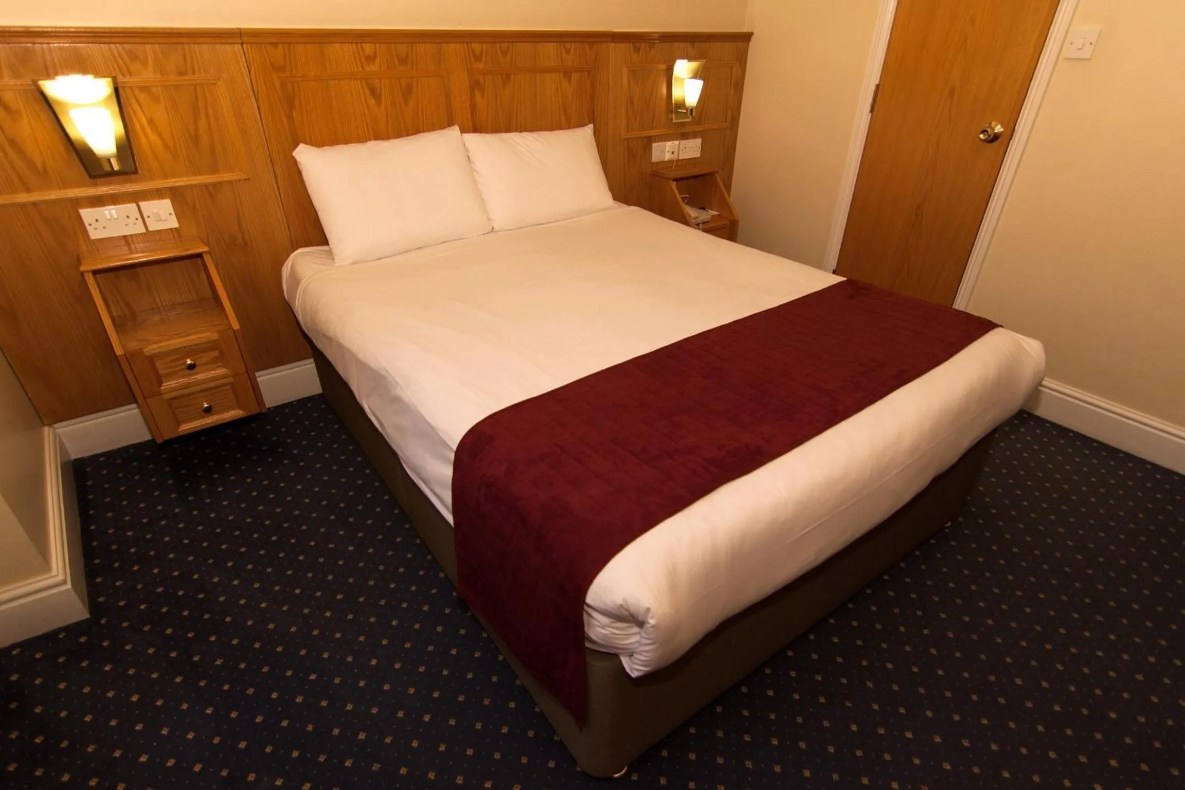 Bedroom, Bed in Days Inn Hyde Park