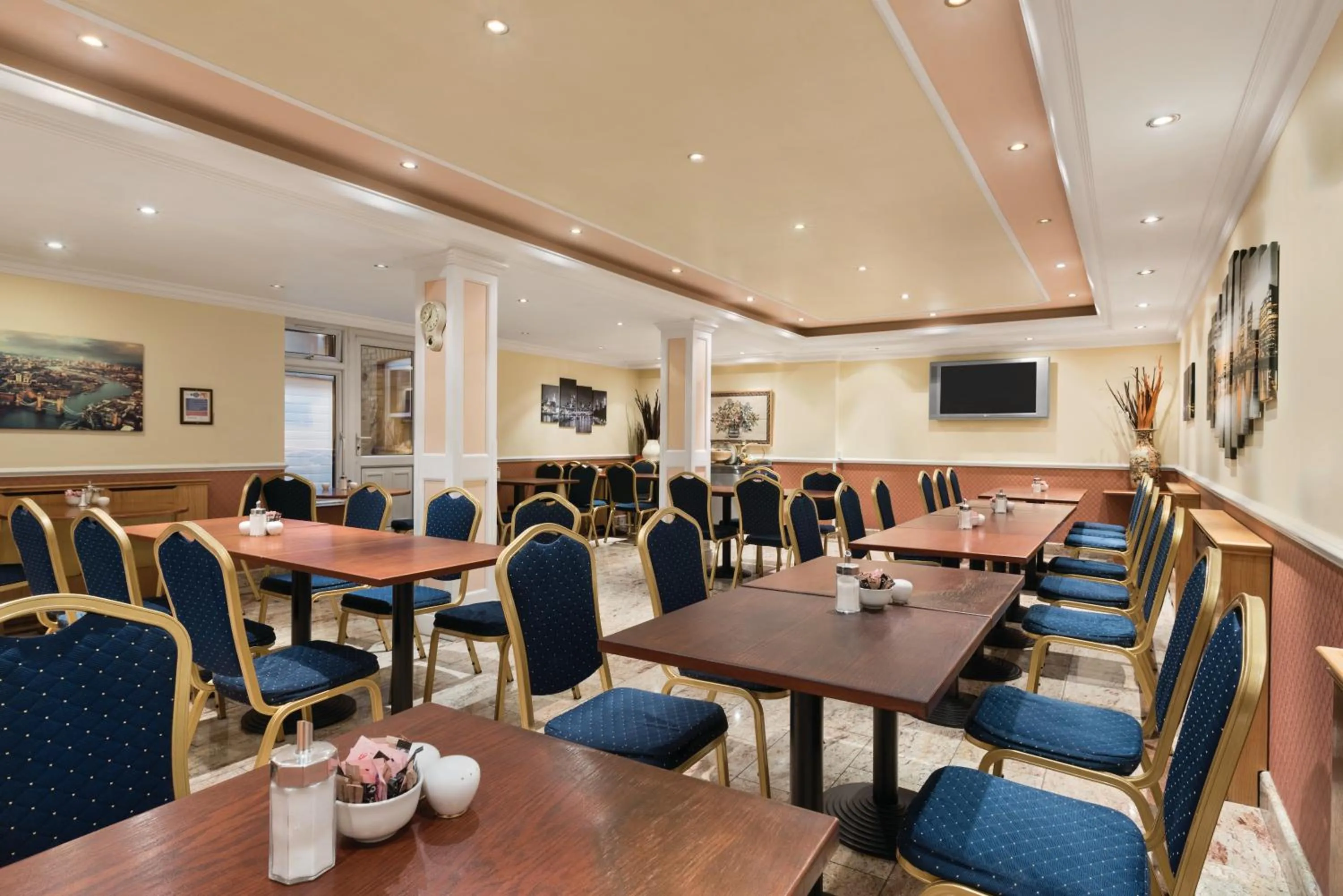 Restaurant/places to eat in Days Inn Hyde Park
