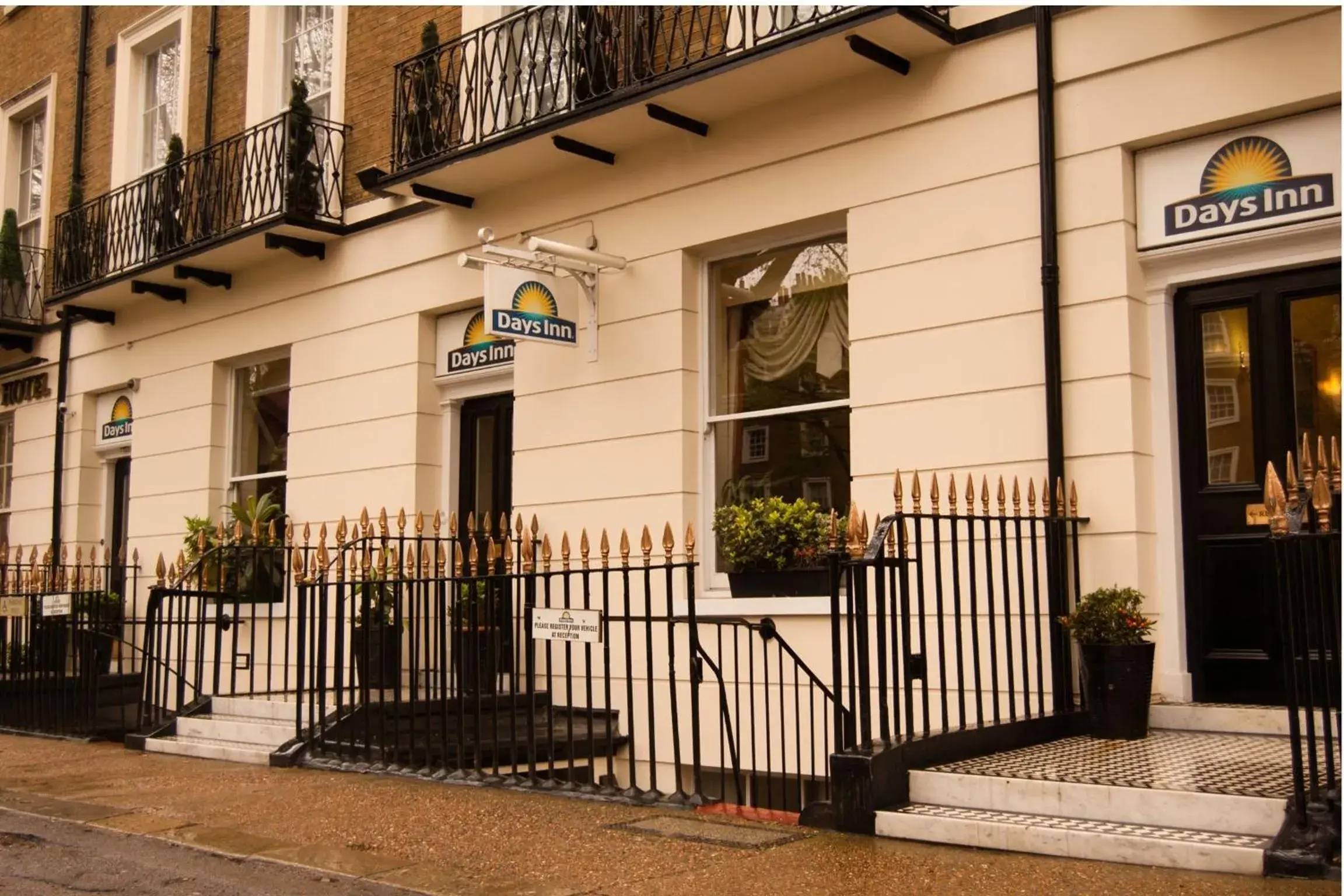 Facade/entrance in Days Inn Hyde Park Facade/entrance in Days Inn Hyde Park