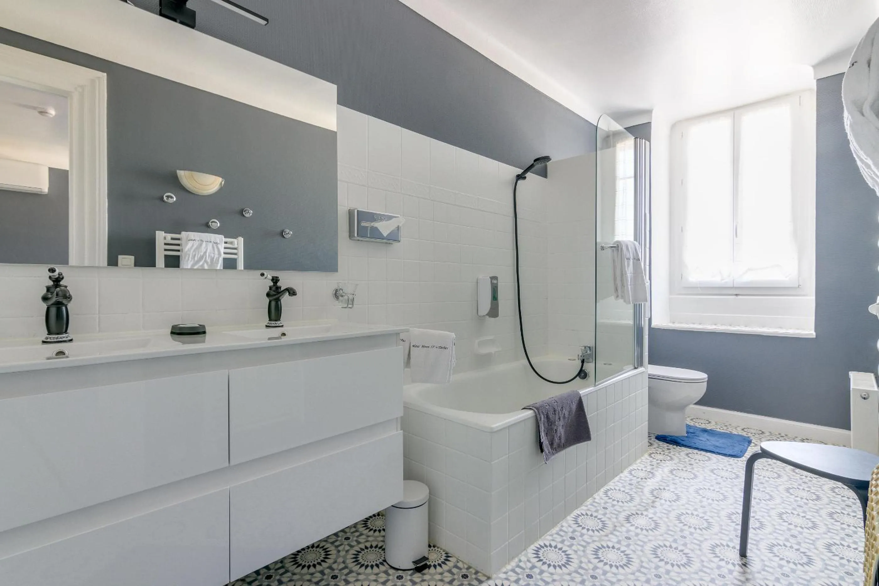Bathroom in Hôtel Henri IV