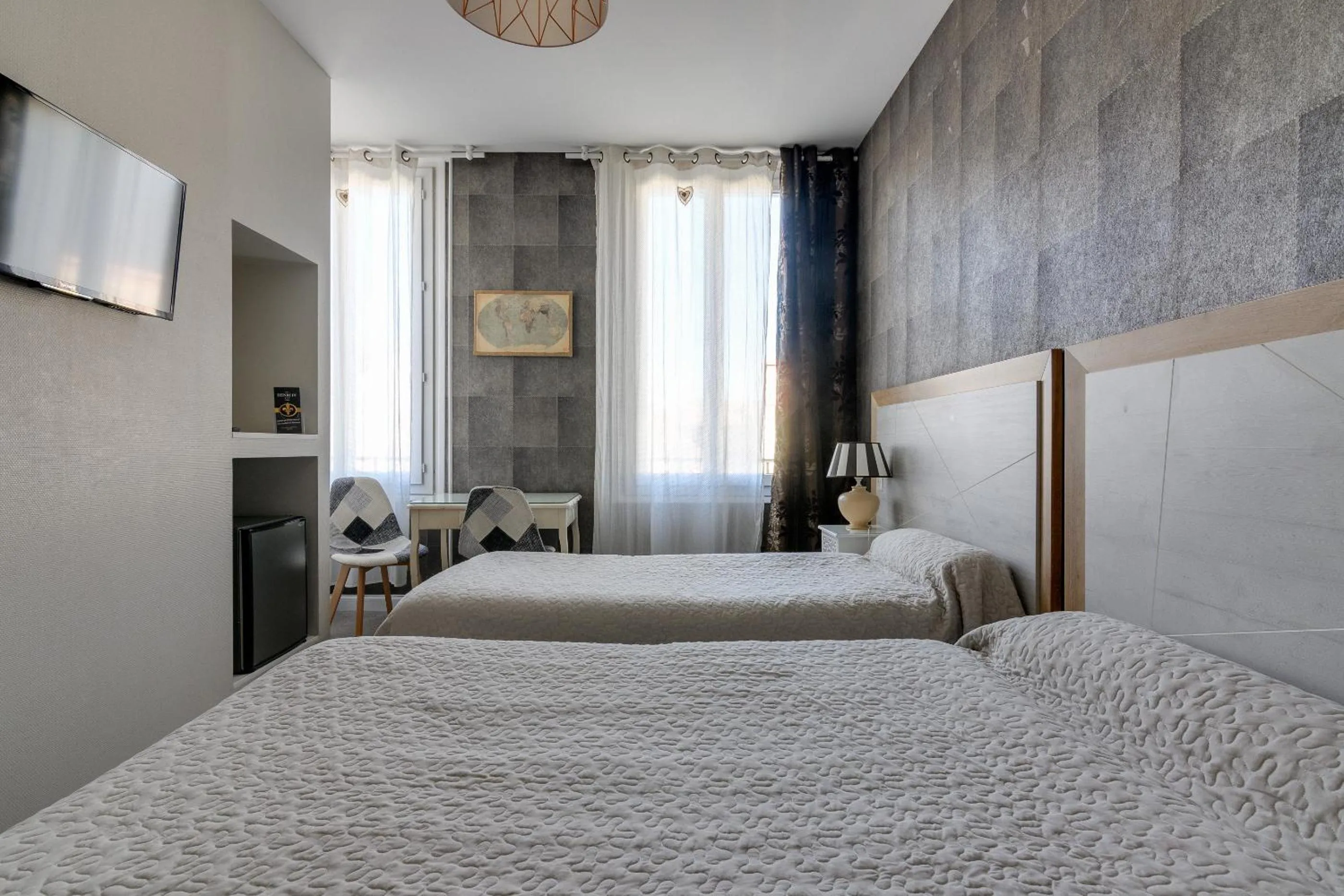 Photo of the whole room, Bed in Hôtel Henri IV