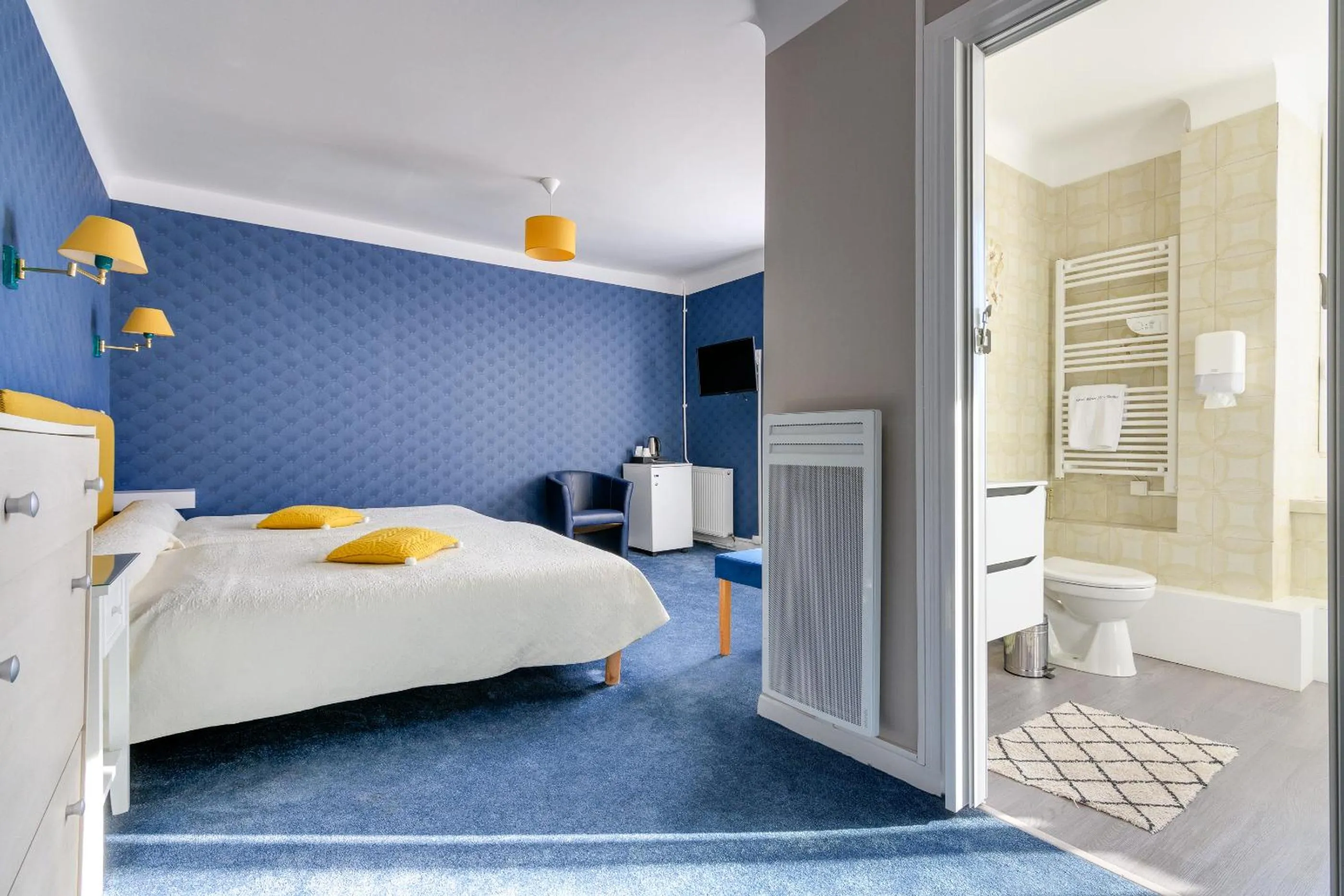 Photo of the whole room, Bed in Hôtel Henri IV