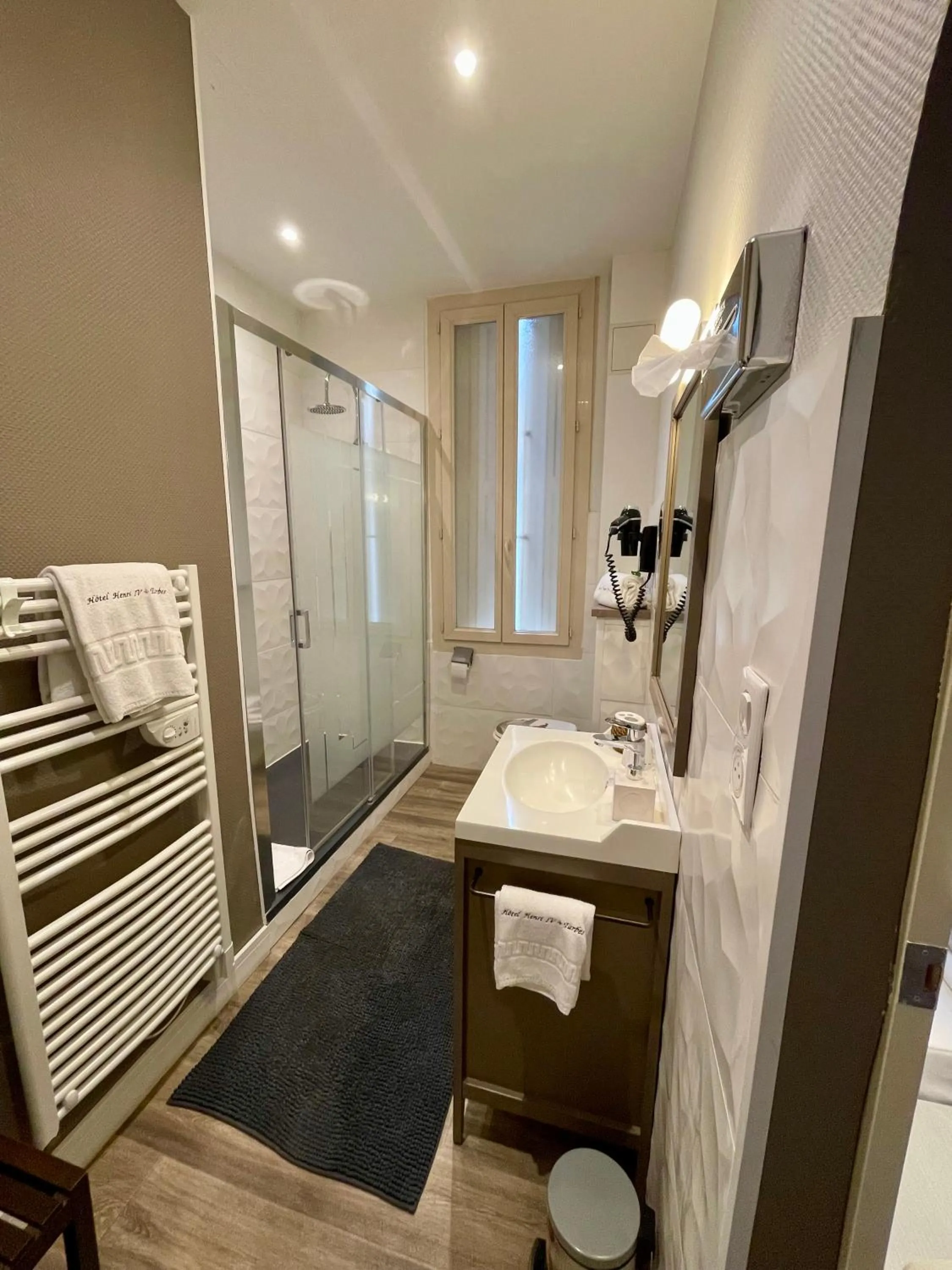 Bathroom in Hôtel Henri IV