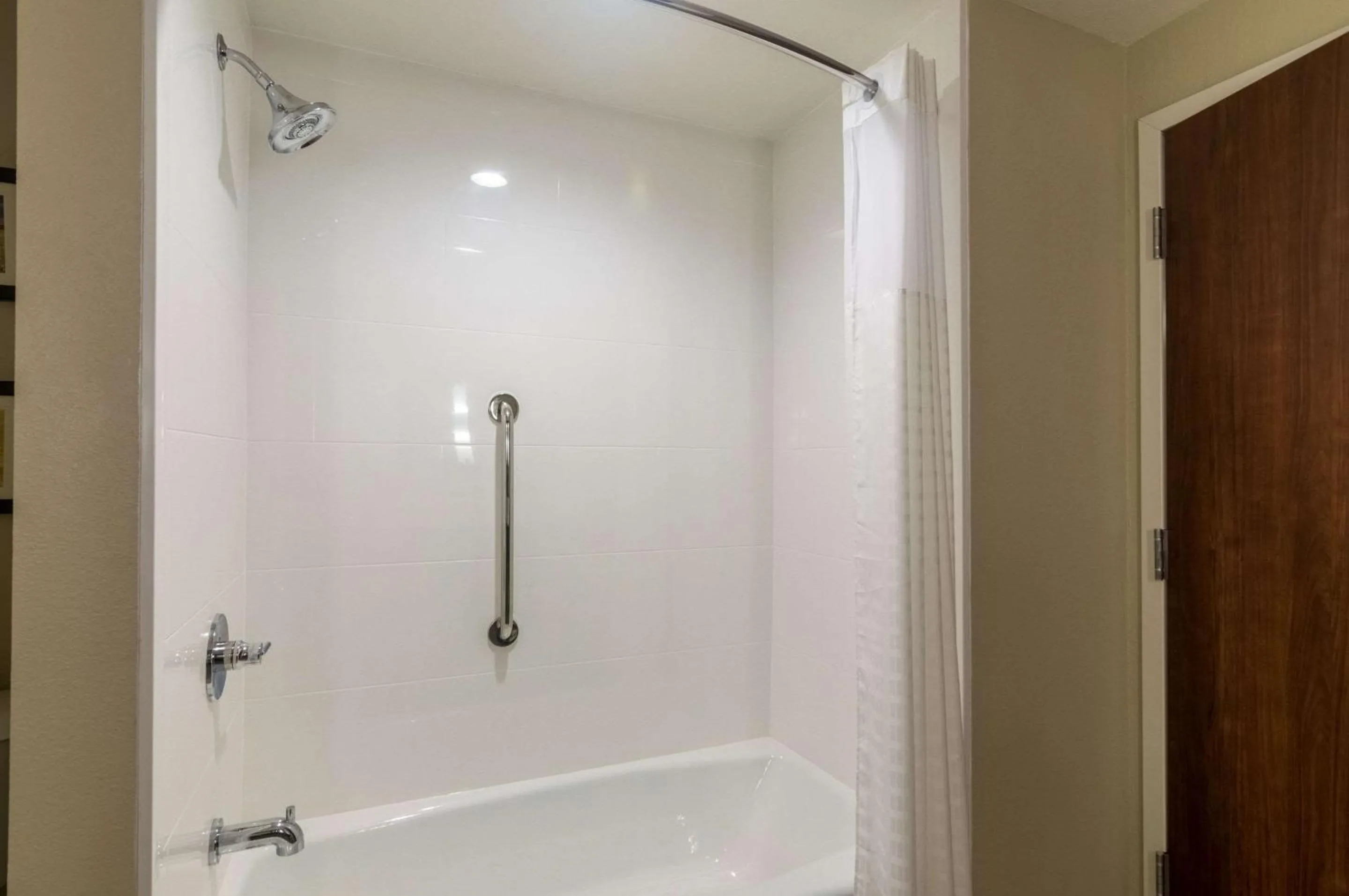 Bedroom in Comfort Suites Meridian and I-40