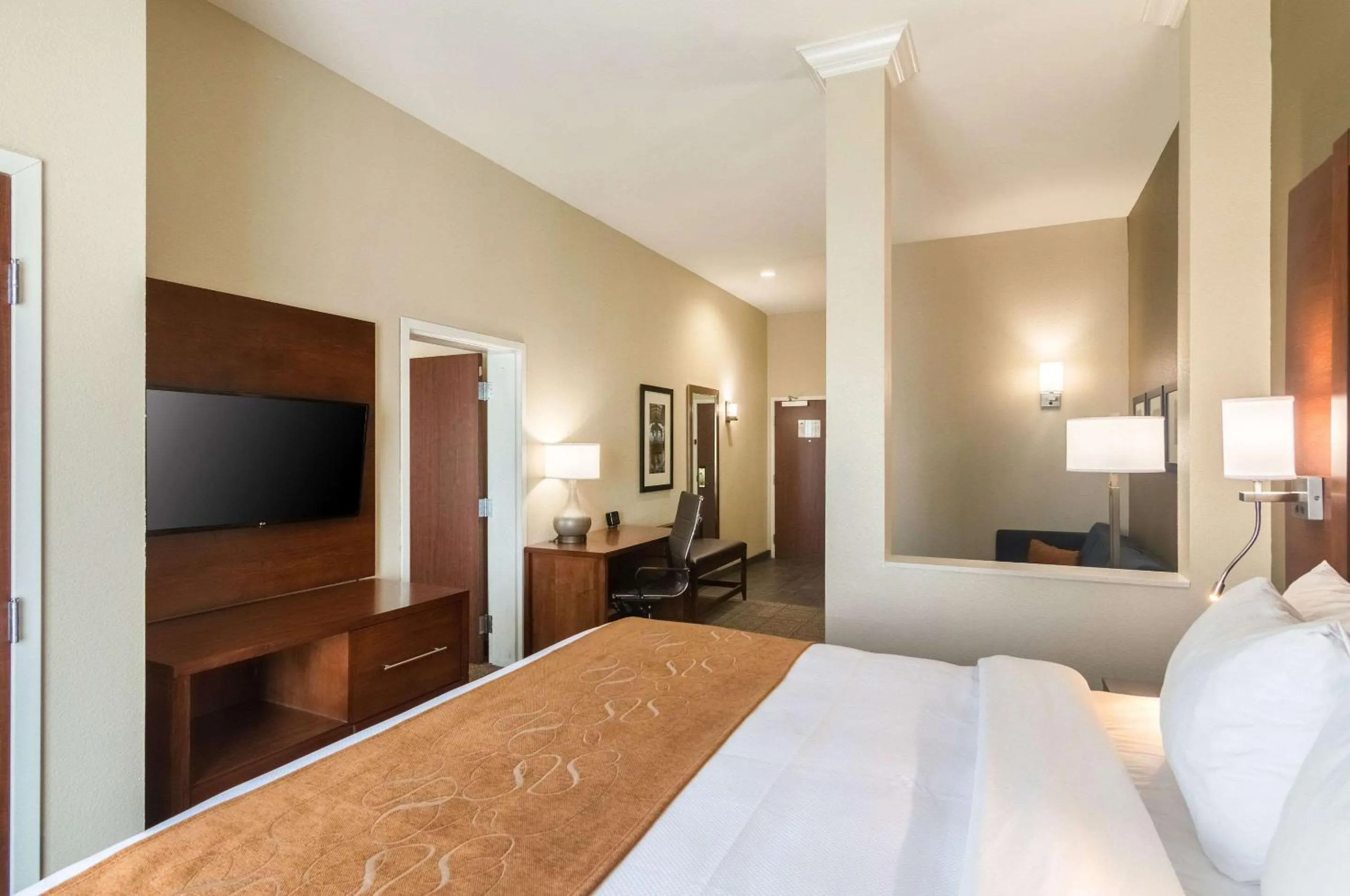 Bedroom, Bed in Comfort Suites Meridian and I-40