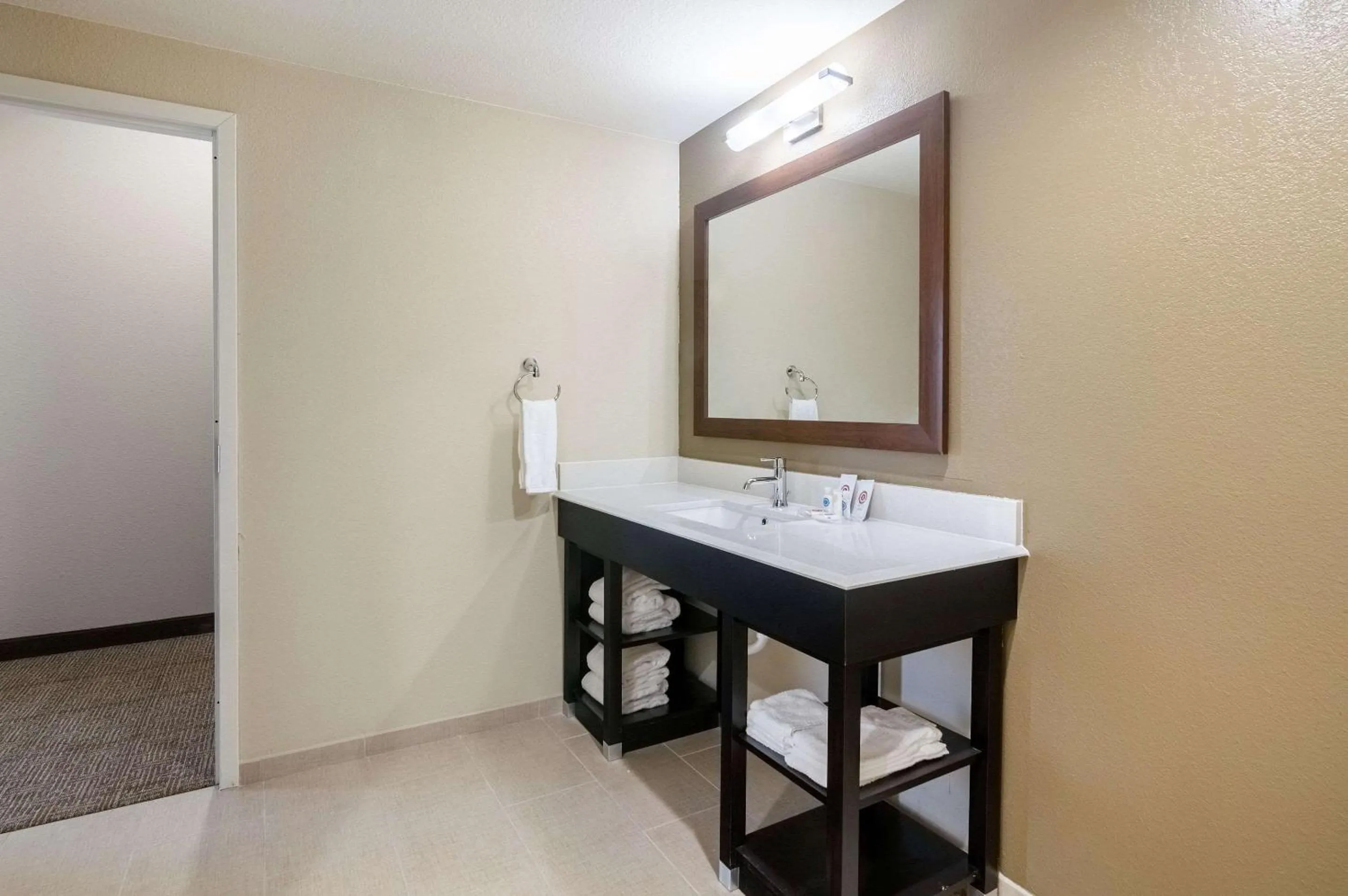 Bedroom in Comfort Suites Meridian and I-40