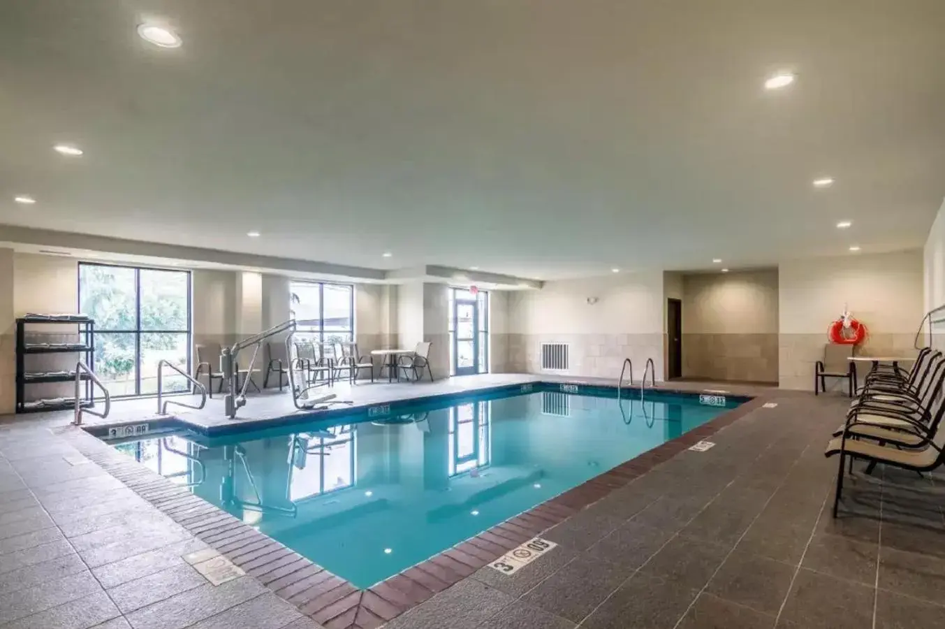 Swimming pool in Comfort Suites Meridian and I-40 Swimming pool in Comfort Suites Meridian and I-40