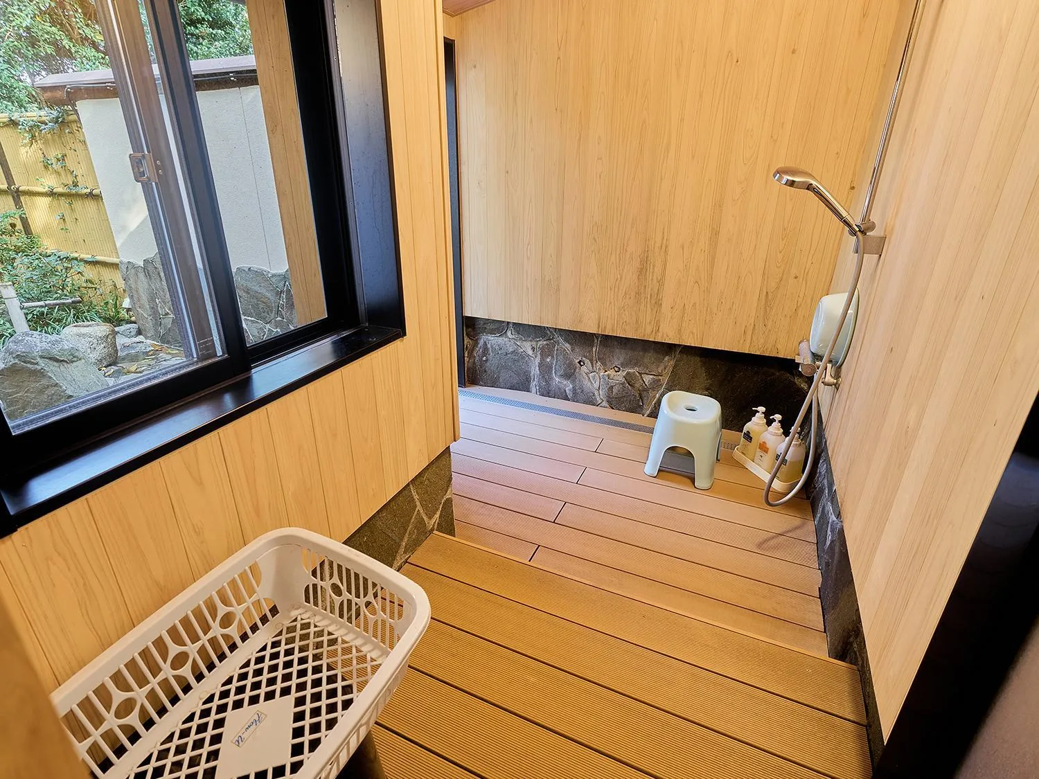 Shower in Chikurakutei