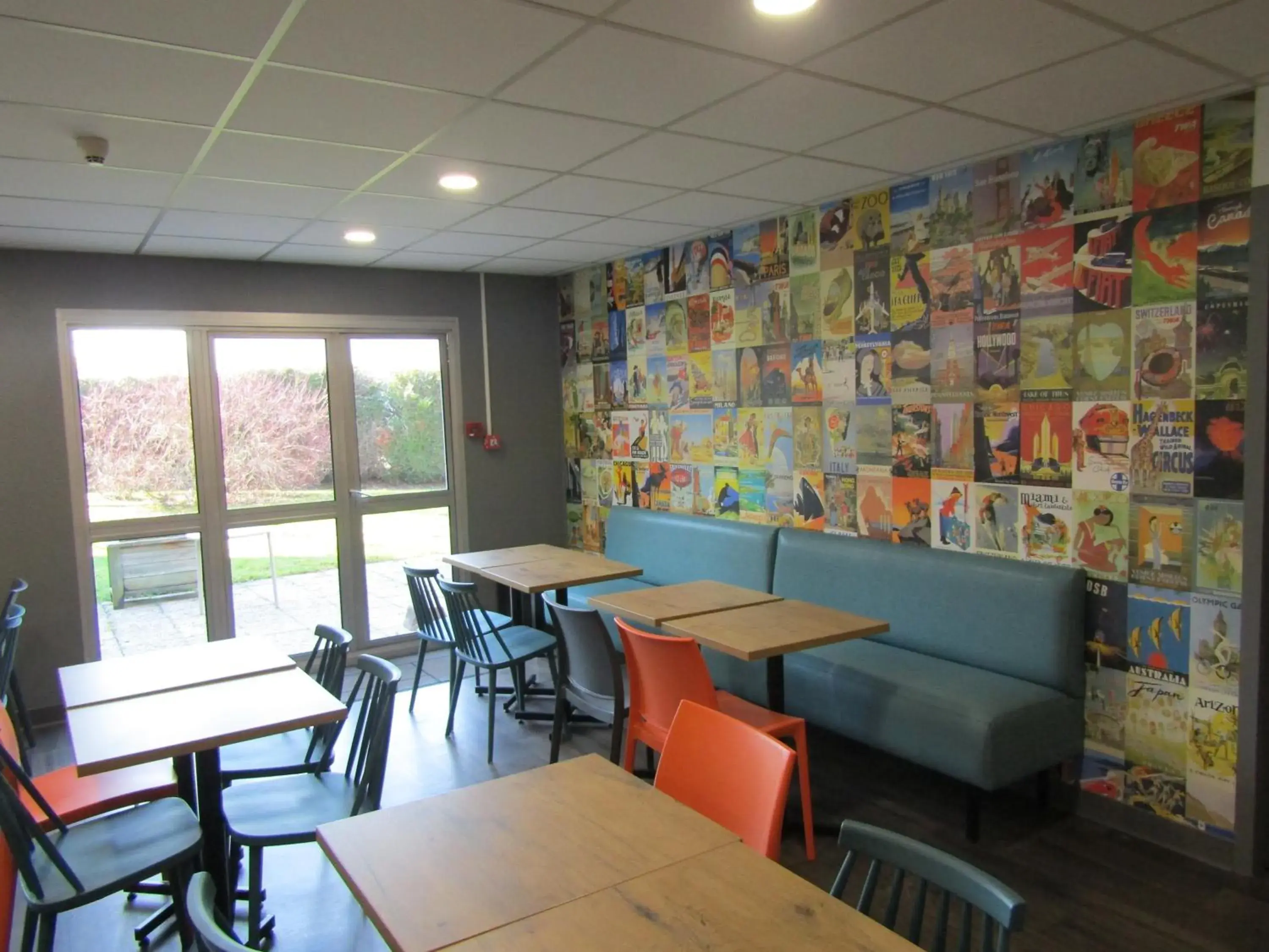 Lounge or bar in hotelF1 Igny Massy TGV Lounge or bar in hotelF1 Igny Massy TGV