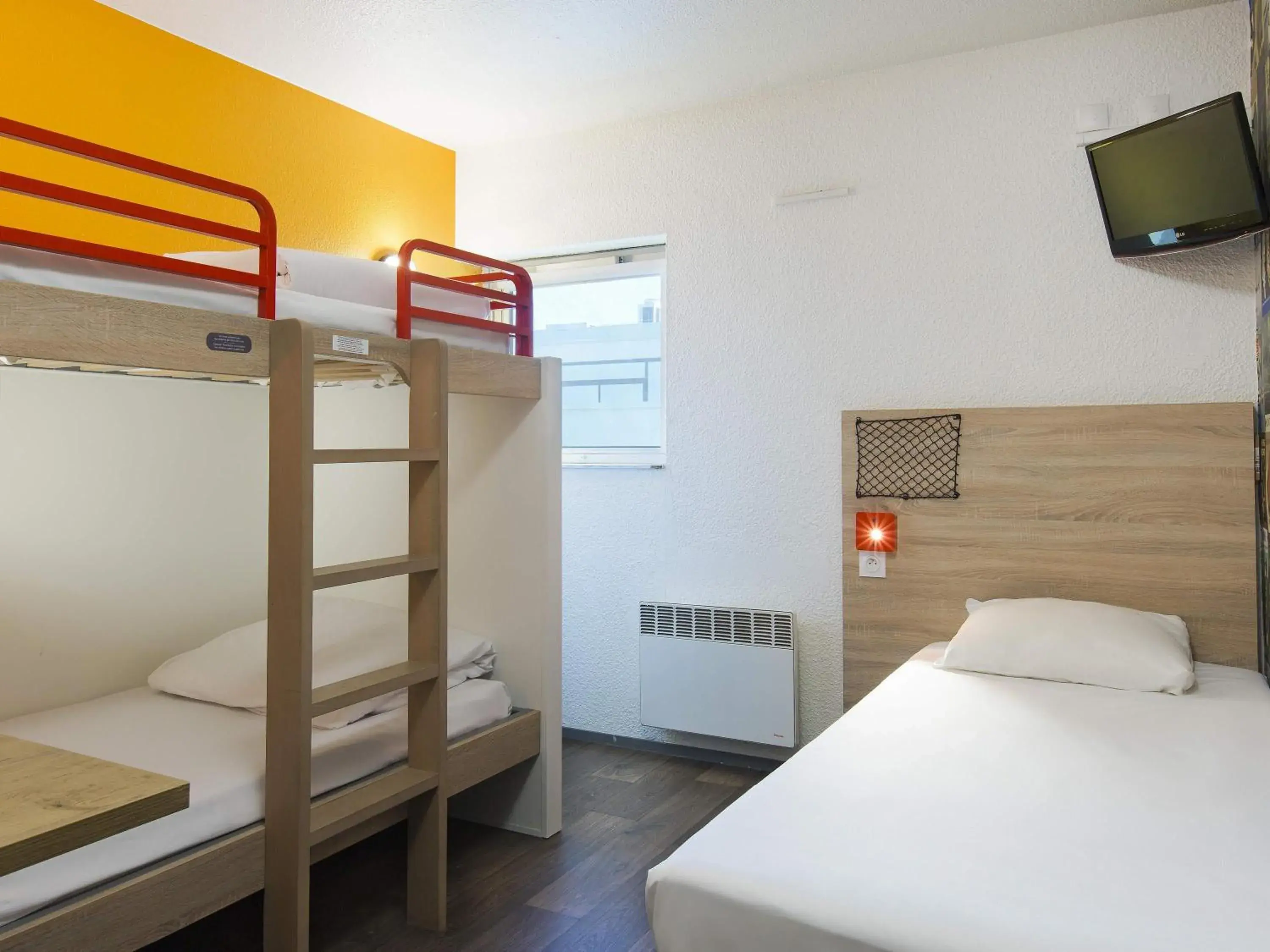 Cabrio Triple Room with Bathroom in hotelF1 Igny Massy TGV Cabrio Triple Room with Bathroom in hotelF1 Igny Massy TGV