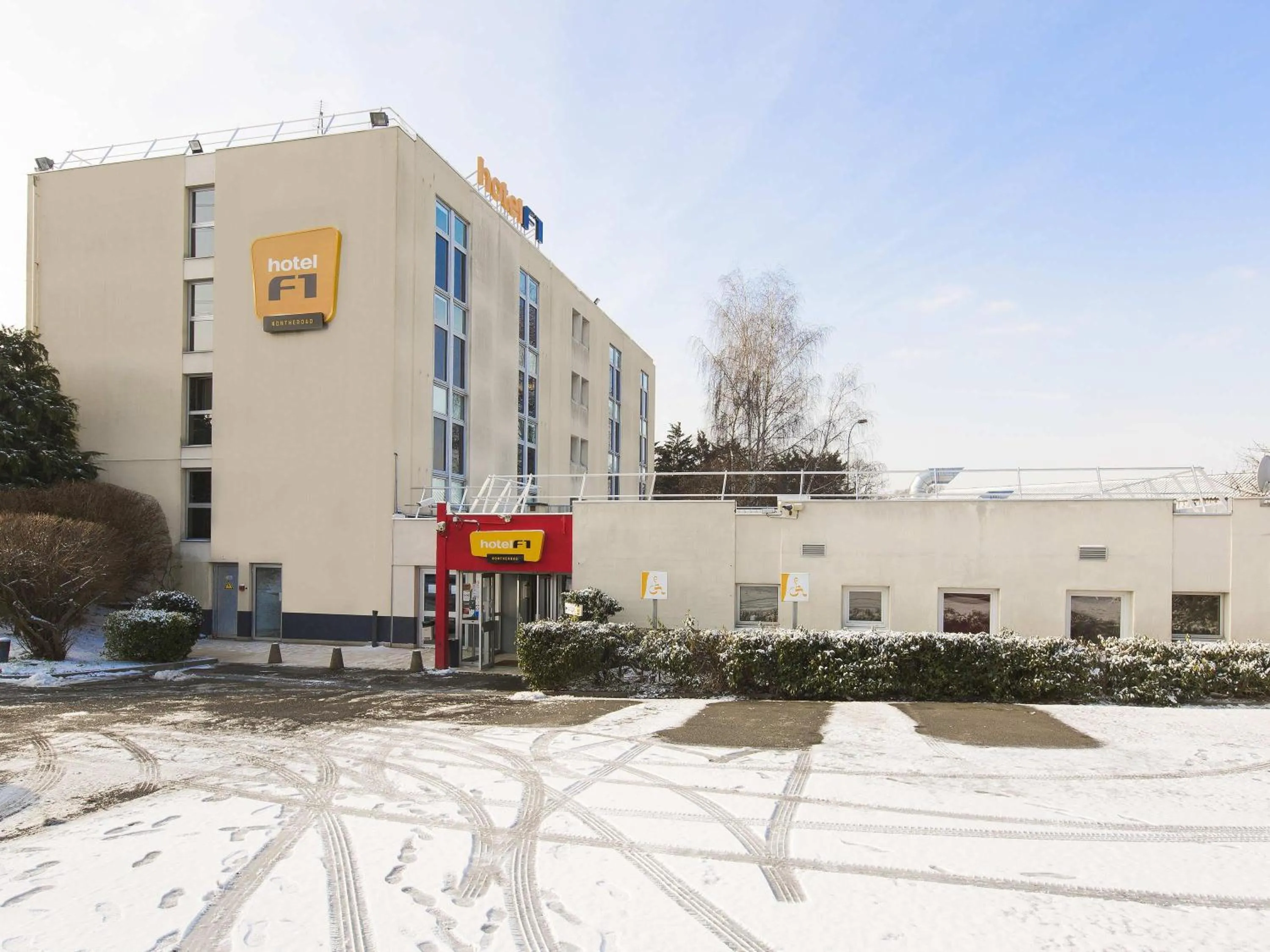 Property building in hotelF1 Igny Massy TGV