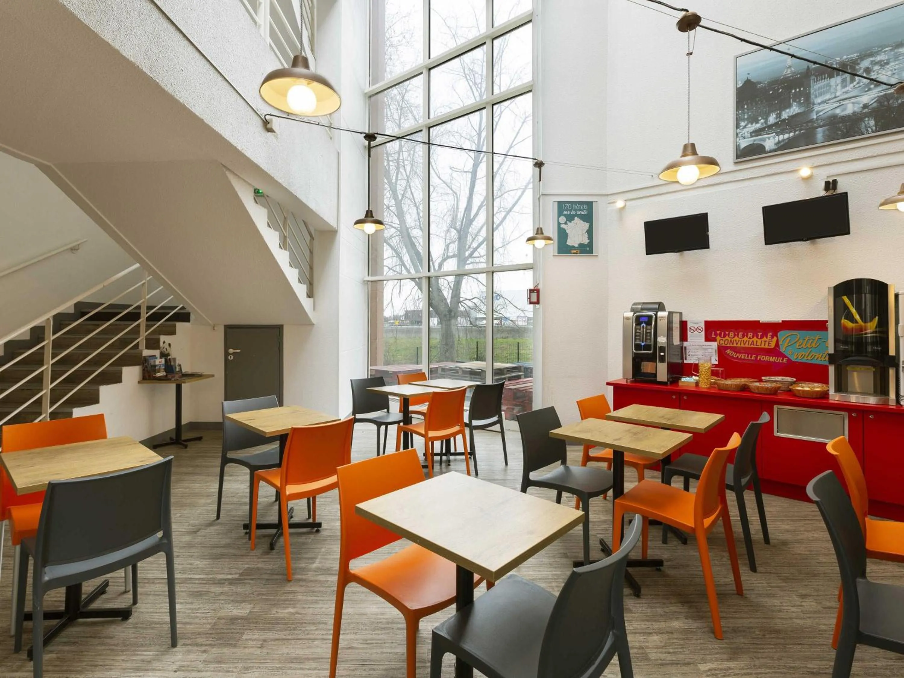 Property building in hotelF1 Nemours