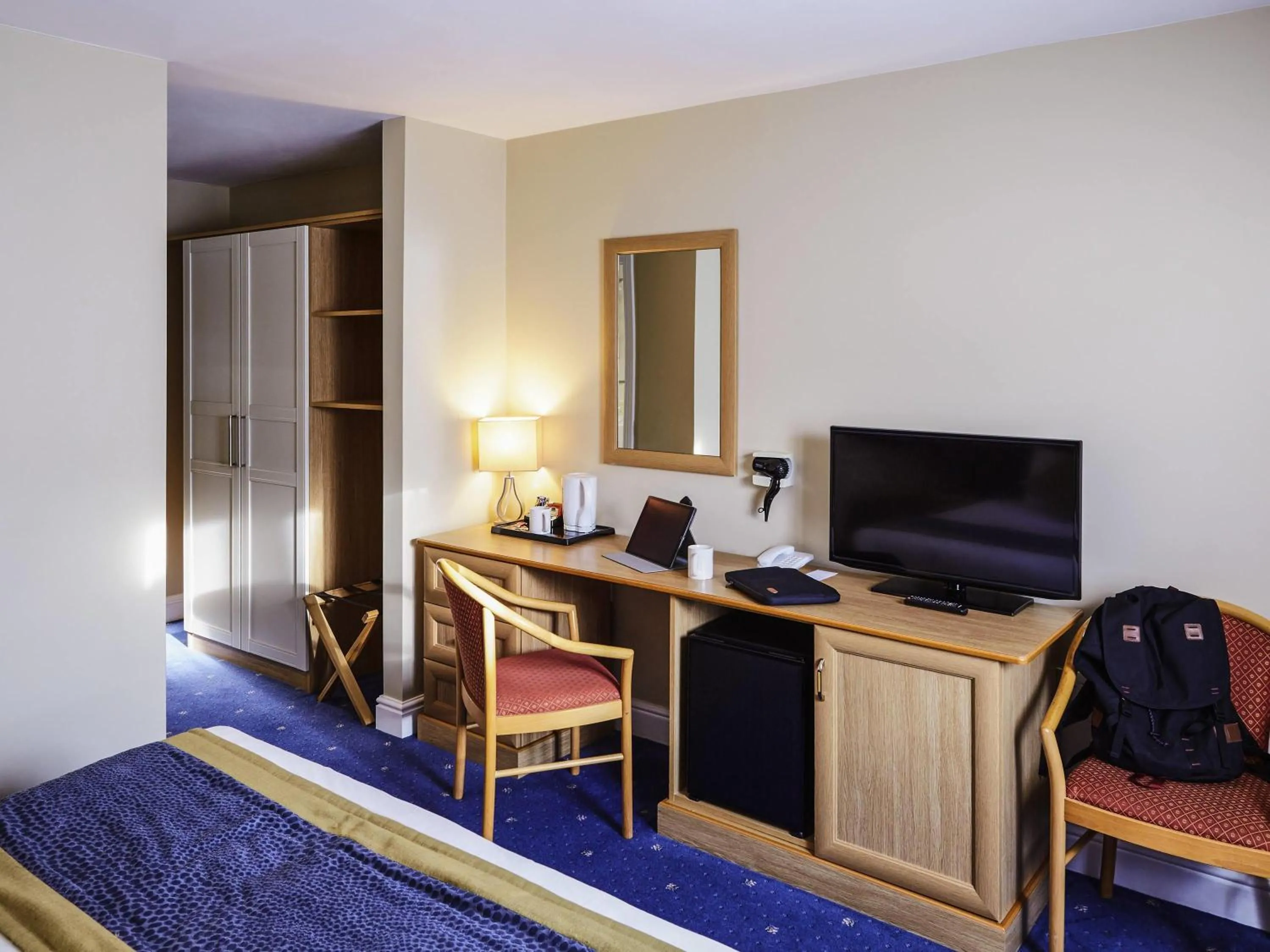 Bedroom in Mercure Newbury West Grange Hotel