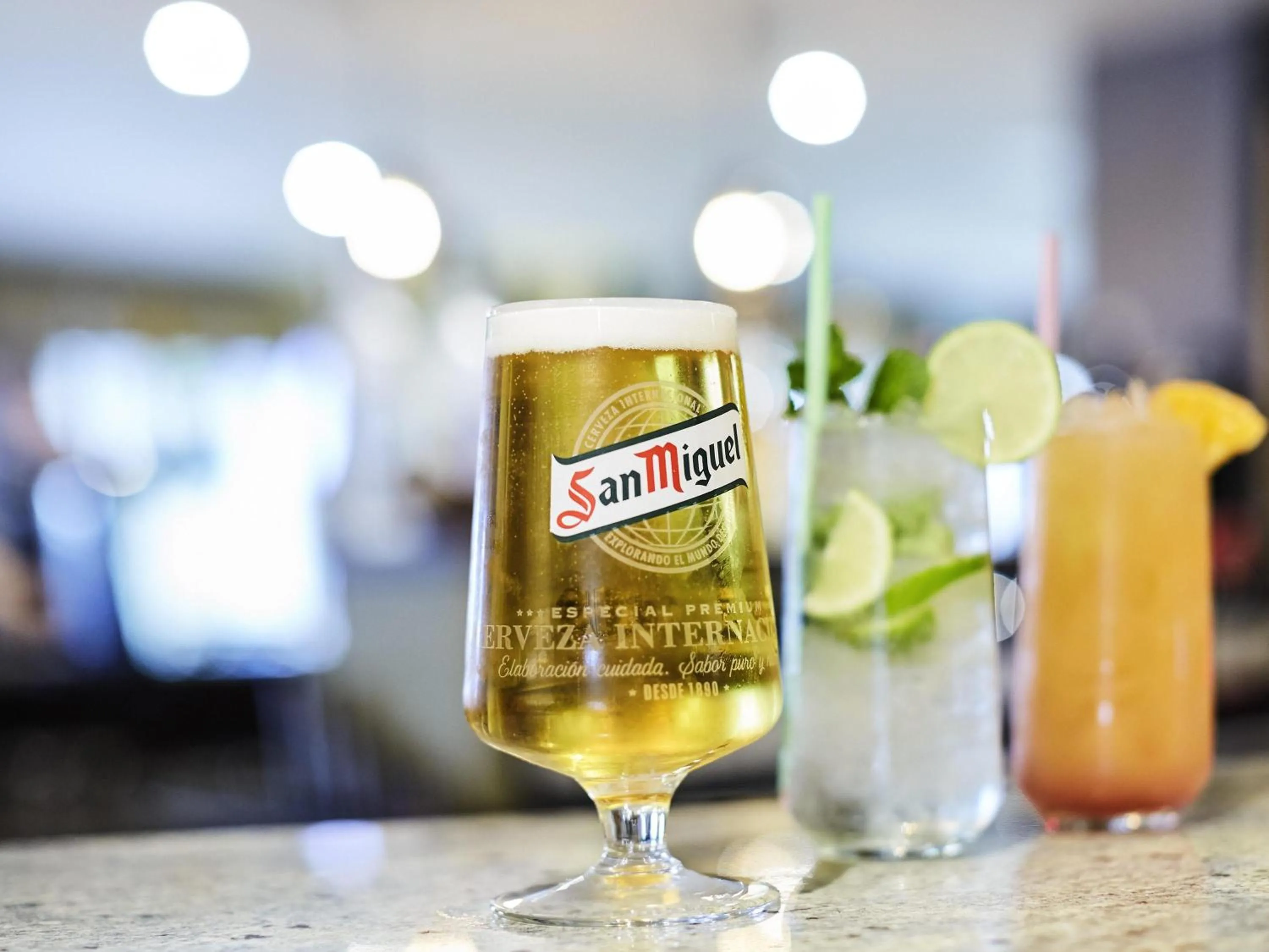 Lounge or bar in Mercure Newbury West Grange Hotel