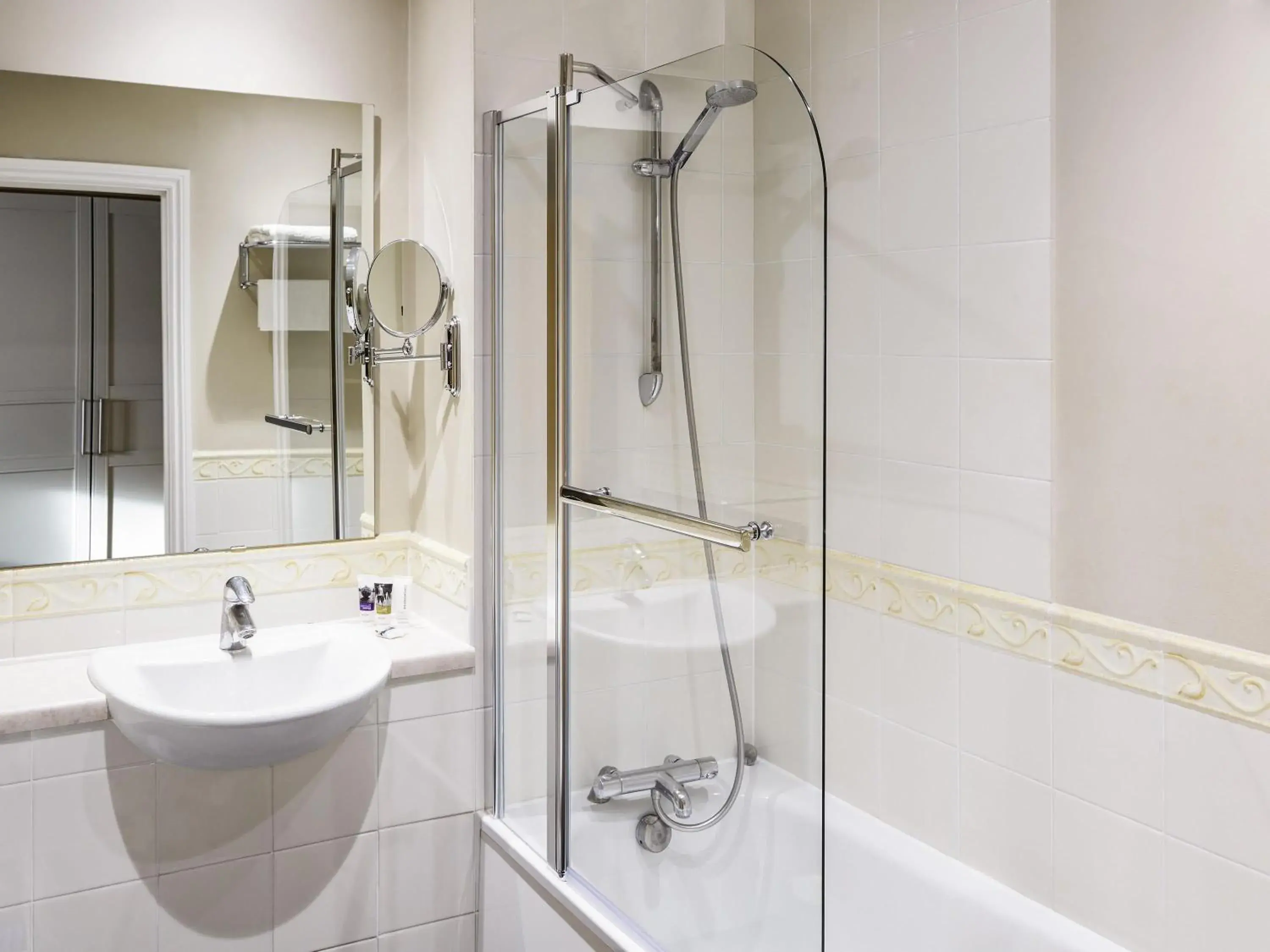 Bedroom in Mercure Newbury West Grange Hotel Bedroom in Mercure Newbury West Grange Hotel