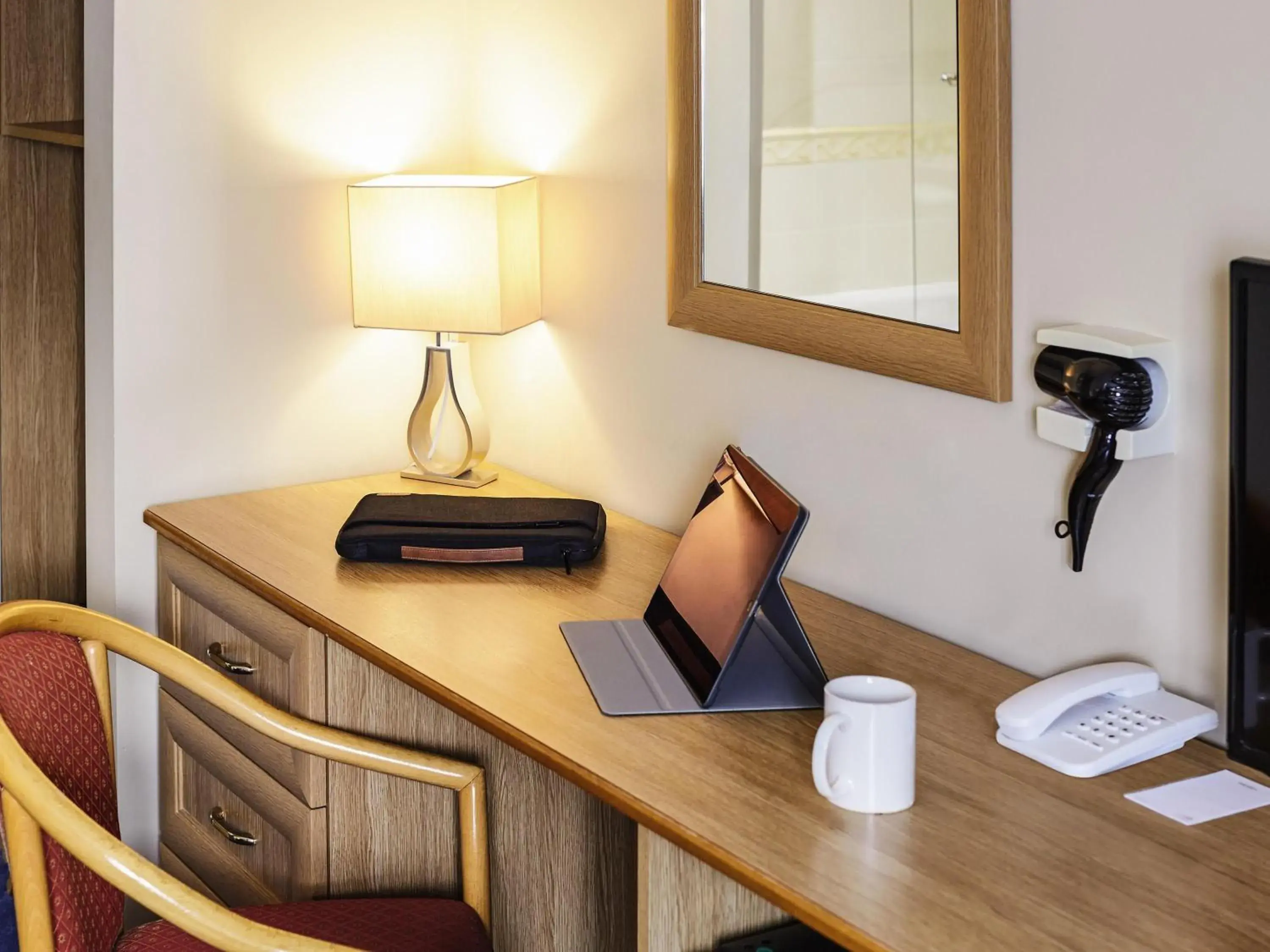 Bedroom in Mercure Newbury West Grange Hotel Bedroom in Mercure Newbury West Grange Hotel