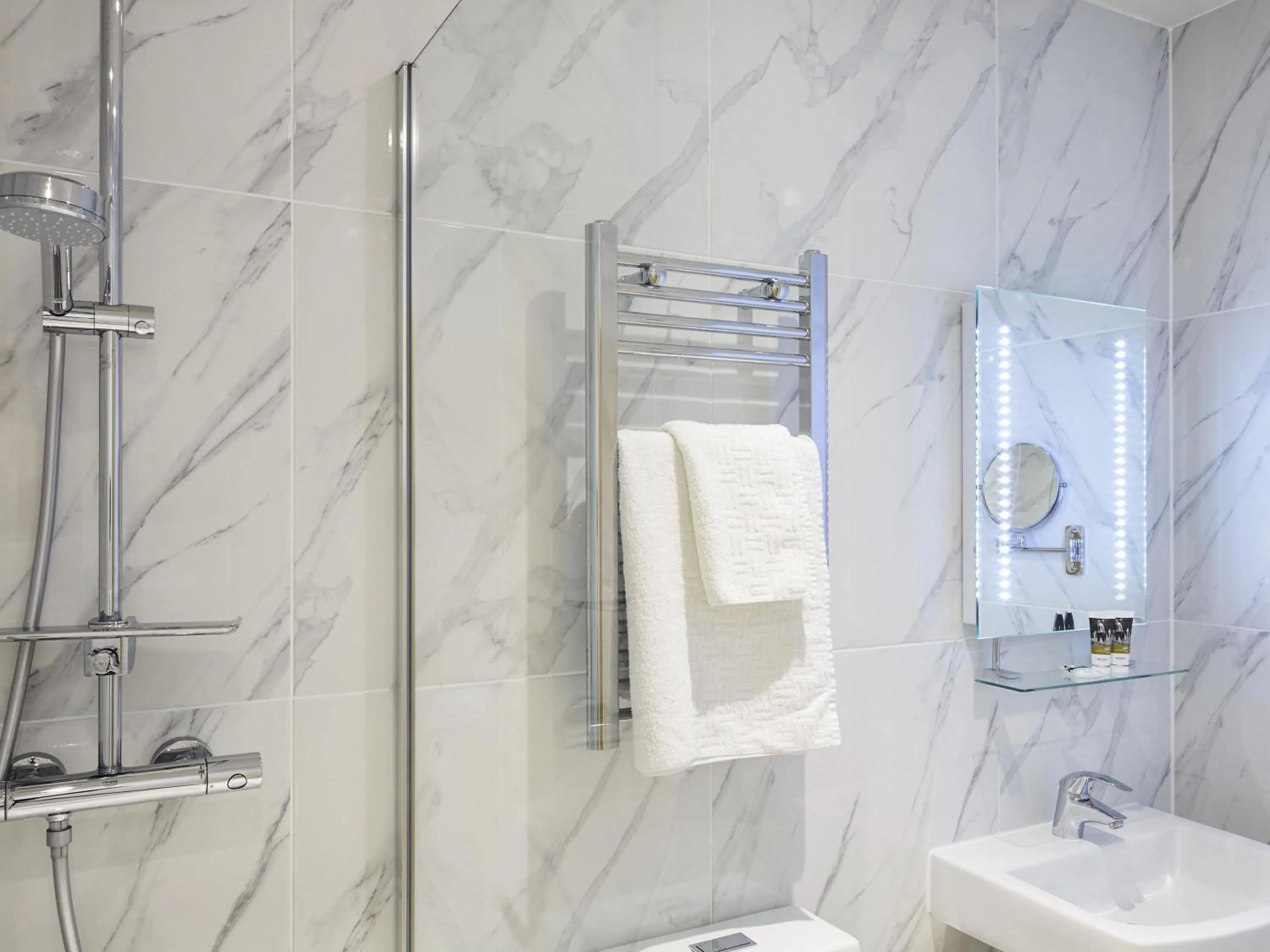 Bedroom in Mercure Newbury West Grange Hotel