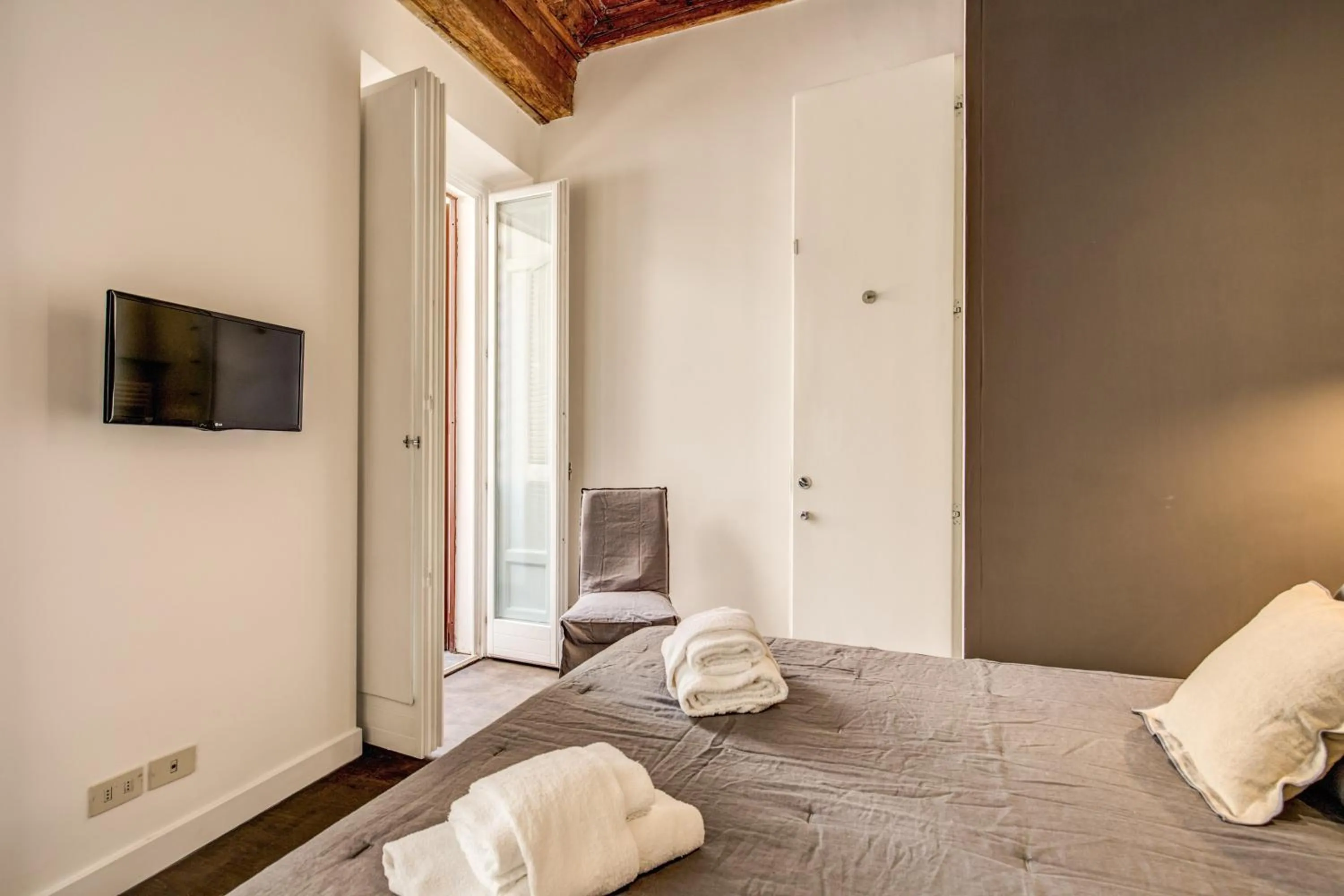 Bed in Piazza Farnese exclusive view 2 bedroom en suite