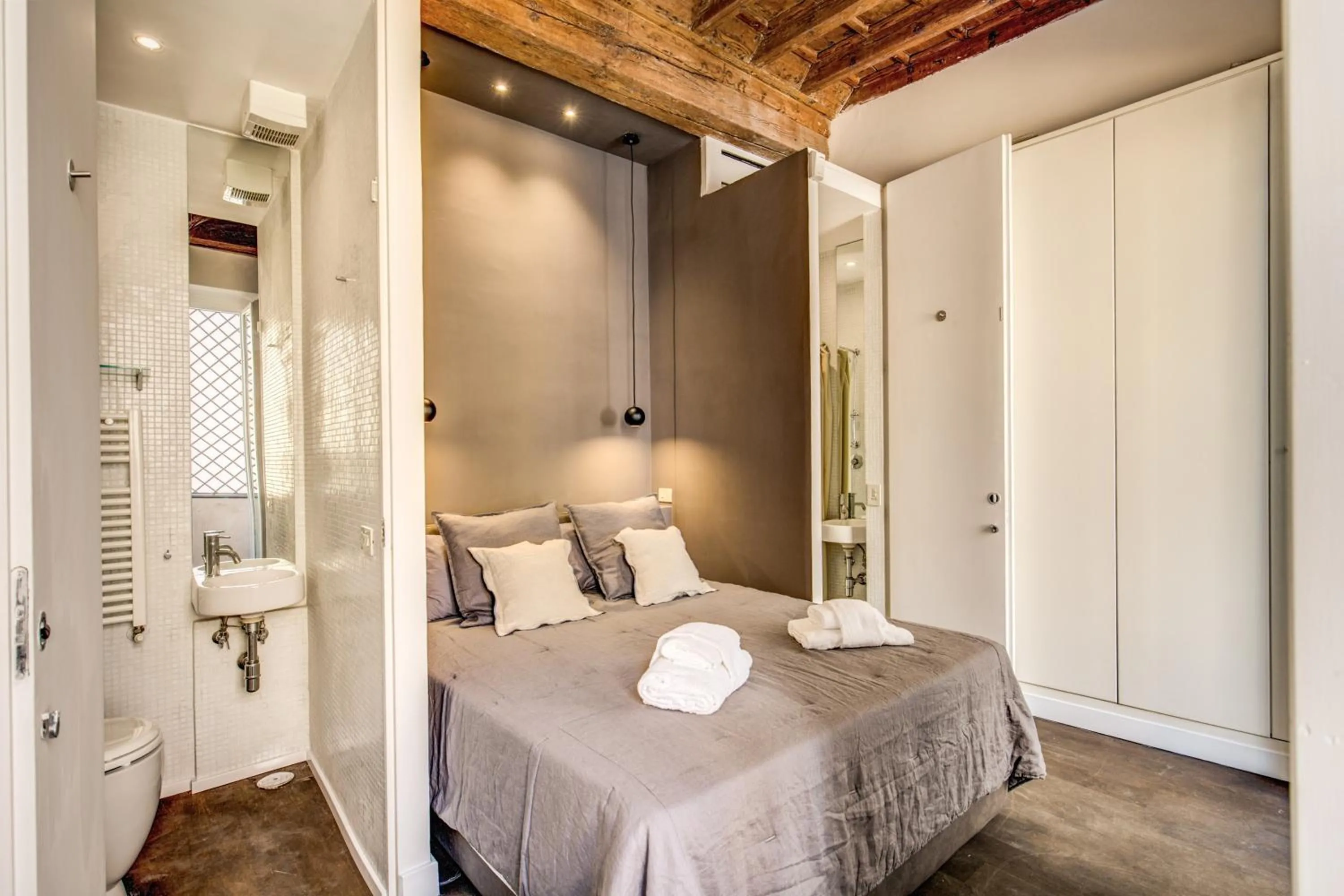 Bed in Piazza Farnese exclusive view 2 bedroom en suite