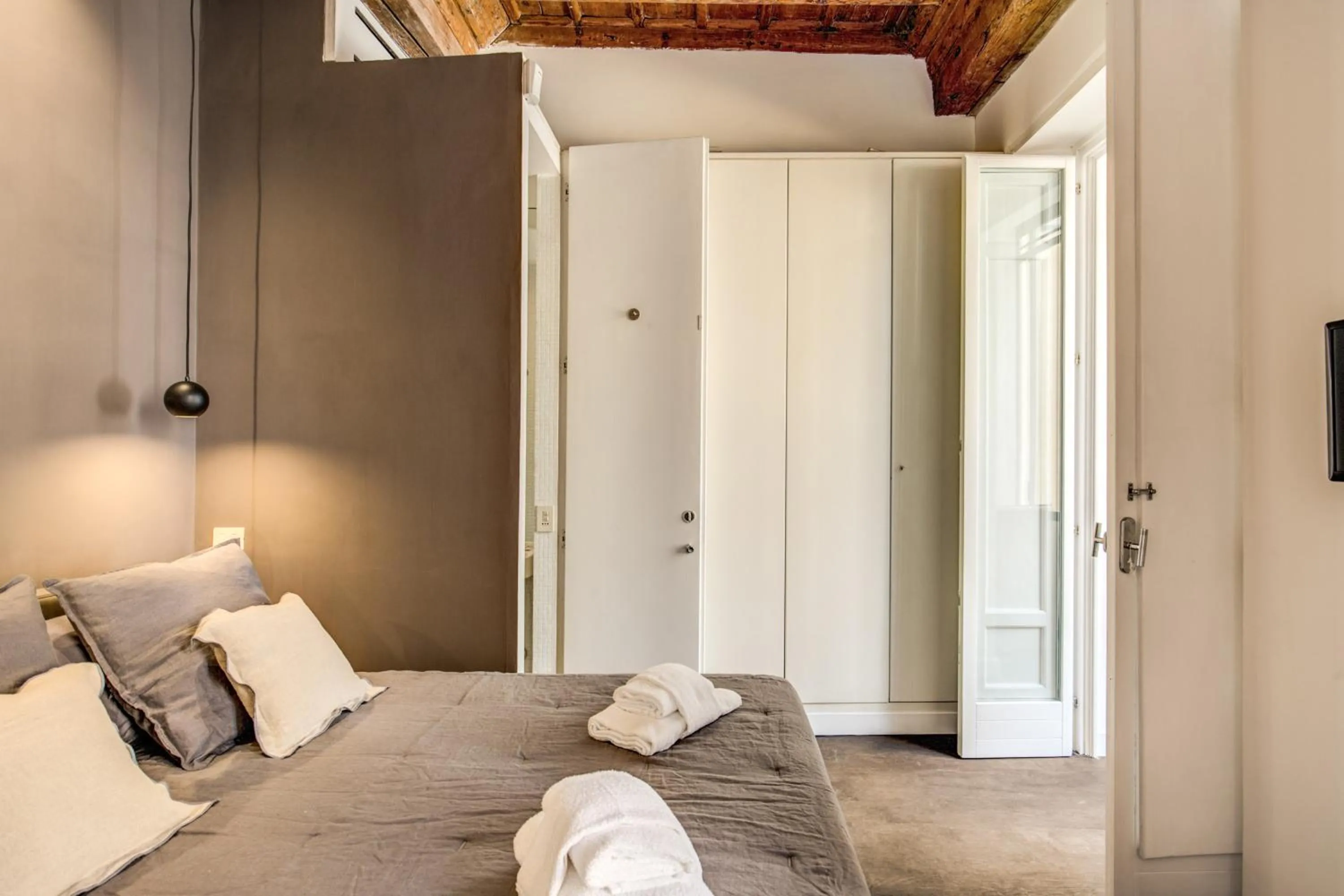 Bed in Piazza Farnese exclusive view 2 bedroom en suite