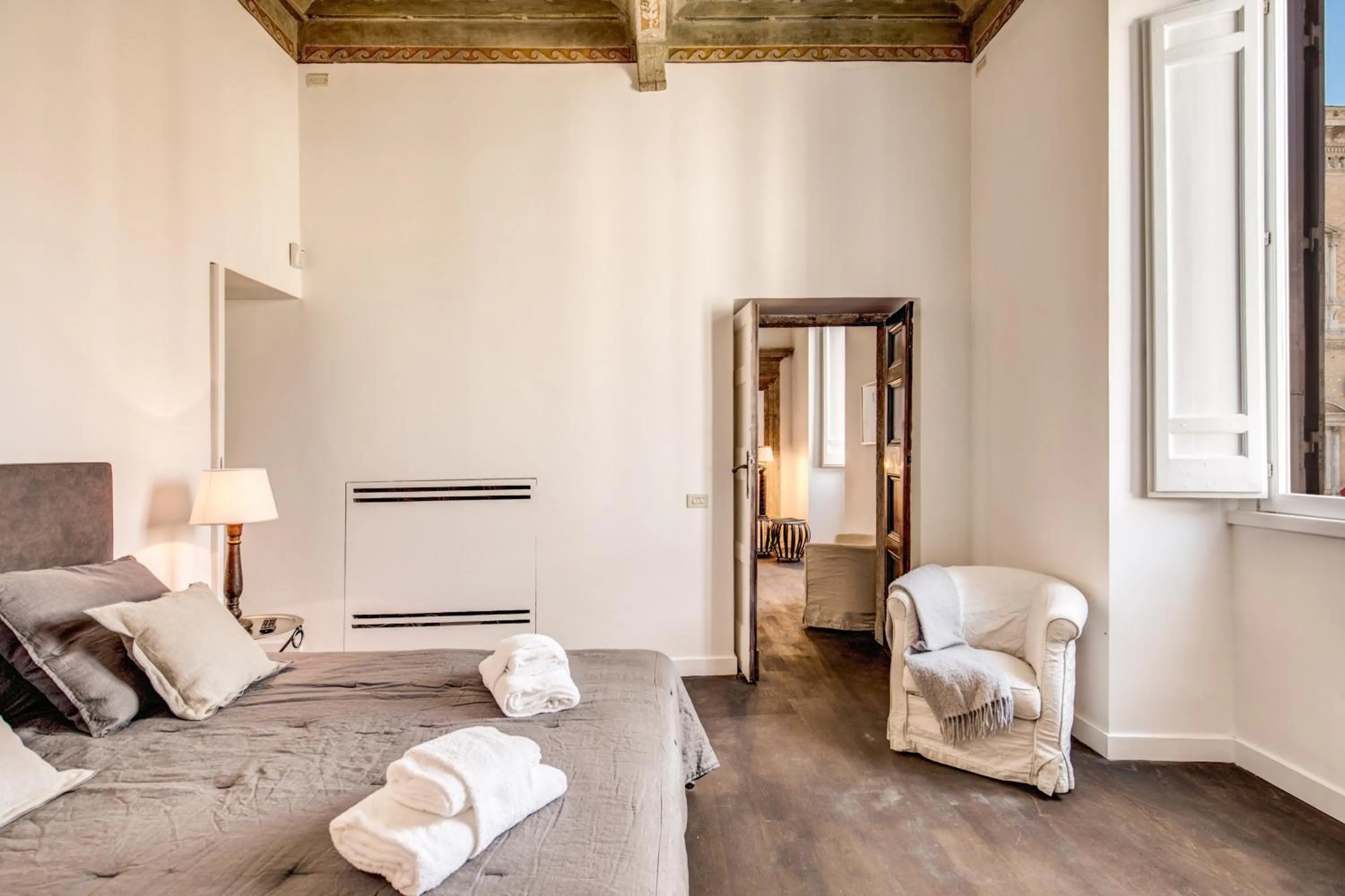 Bed in Piazza Farnese exclusive view 2 bedroom en suite