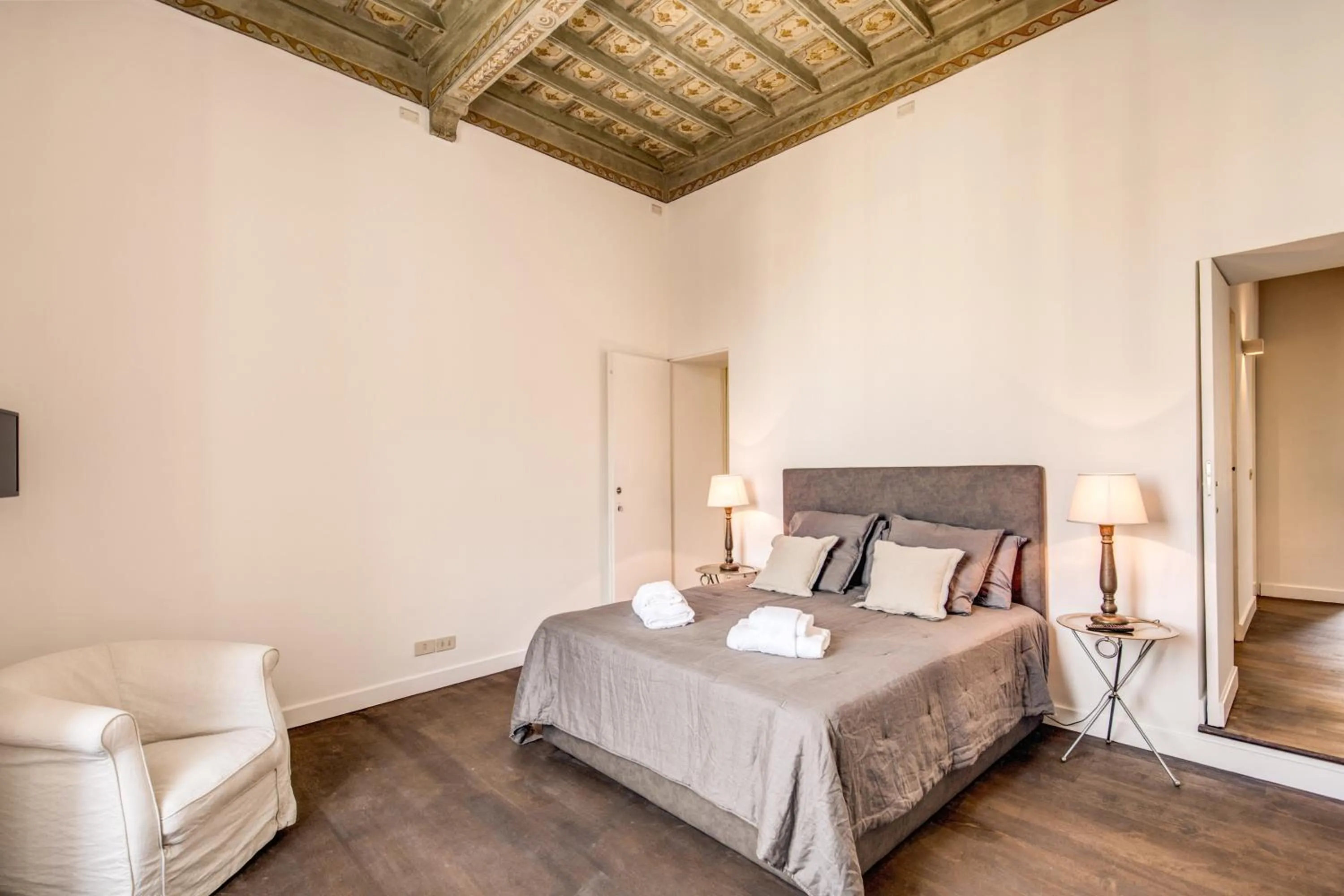 Bed in Piazza Farnese exclusive view 2 bedroom en suite