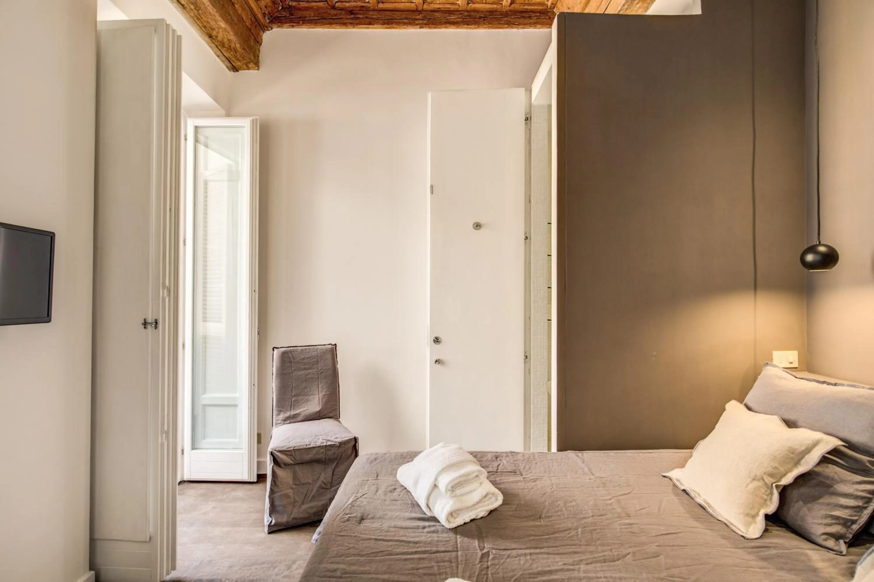 Bed in Piazza Farnese exclusive view 2 bedroom en suite