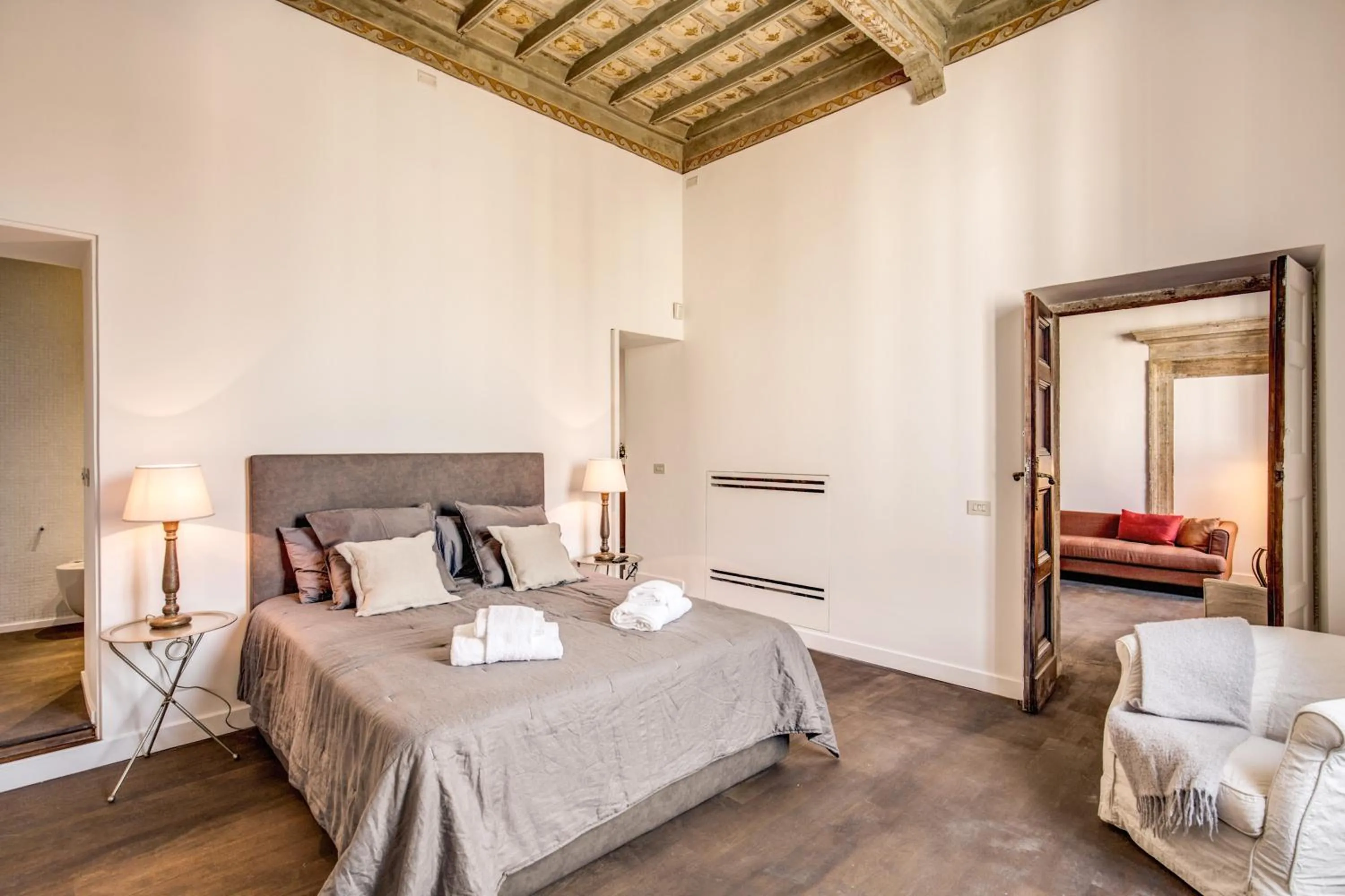 Bed in Piazza Farnese exclusive view 2 bedroom en suite
