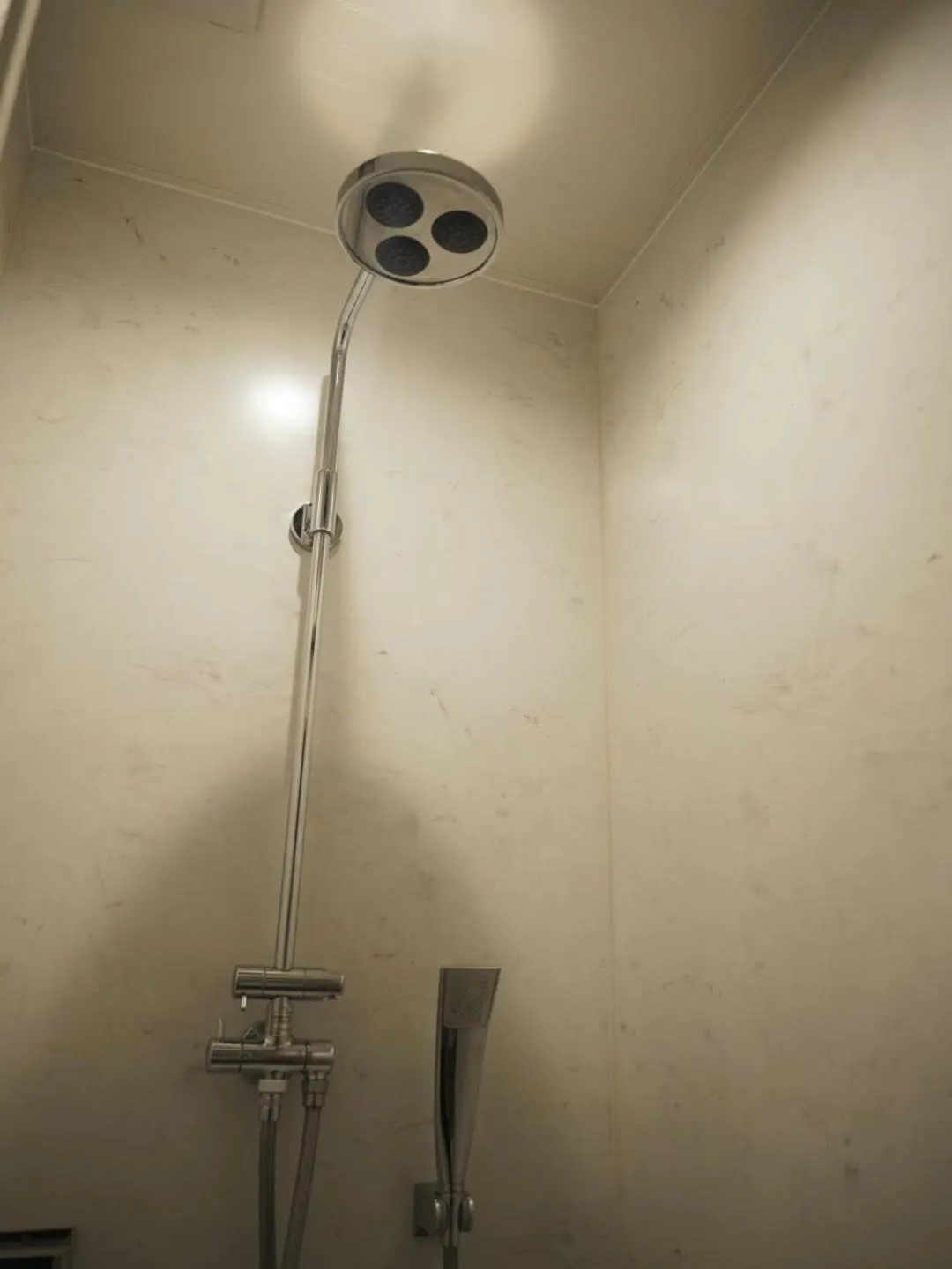 Shower in Taketa Ekimae Hostel cue