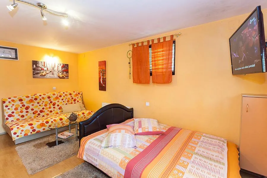 Bed in Apartments Milena Zlatibor - Dvorište & Parking