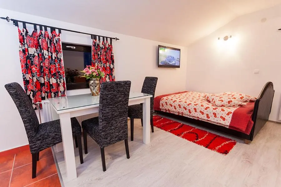 Bed in Apartments Milena Zlatibor - Dvorište & Parking