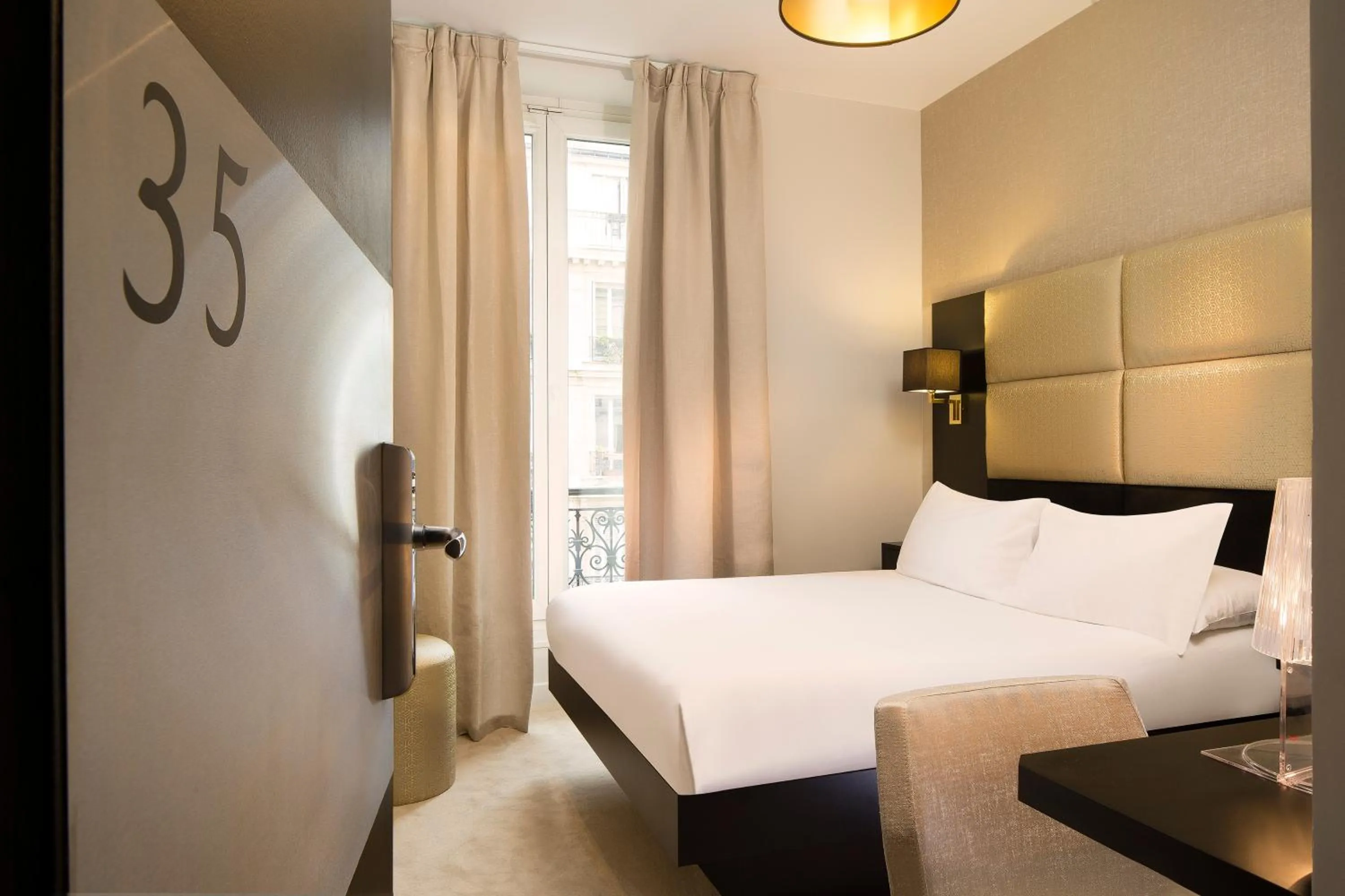 Photo of the whole room, Bed in Le Relais du Marais