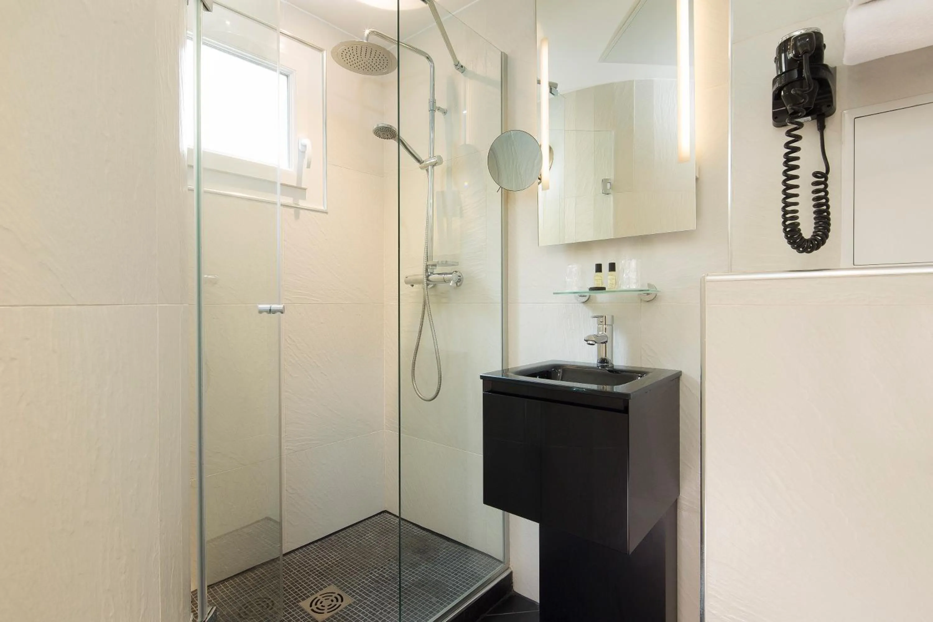 Bathroom in Le Relais du Marais