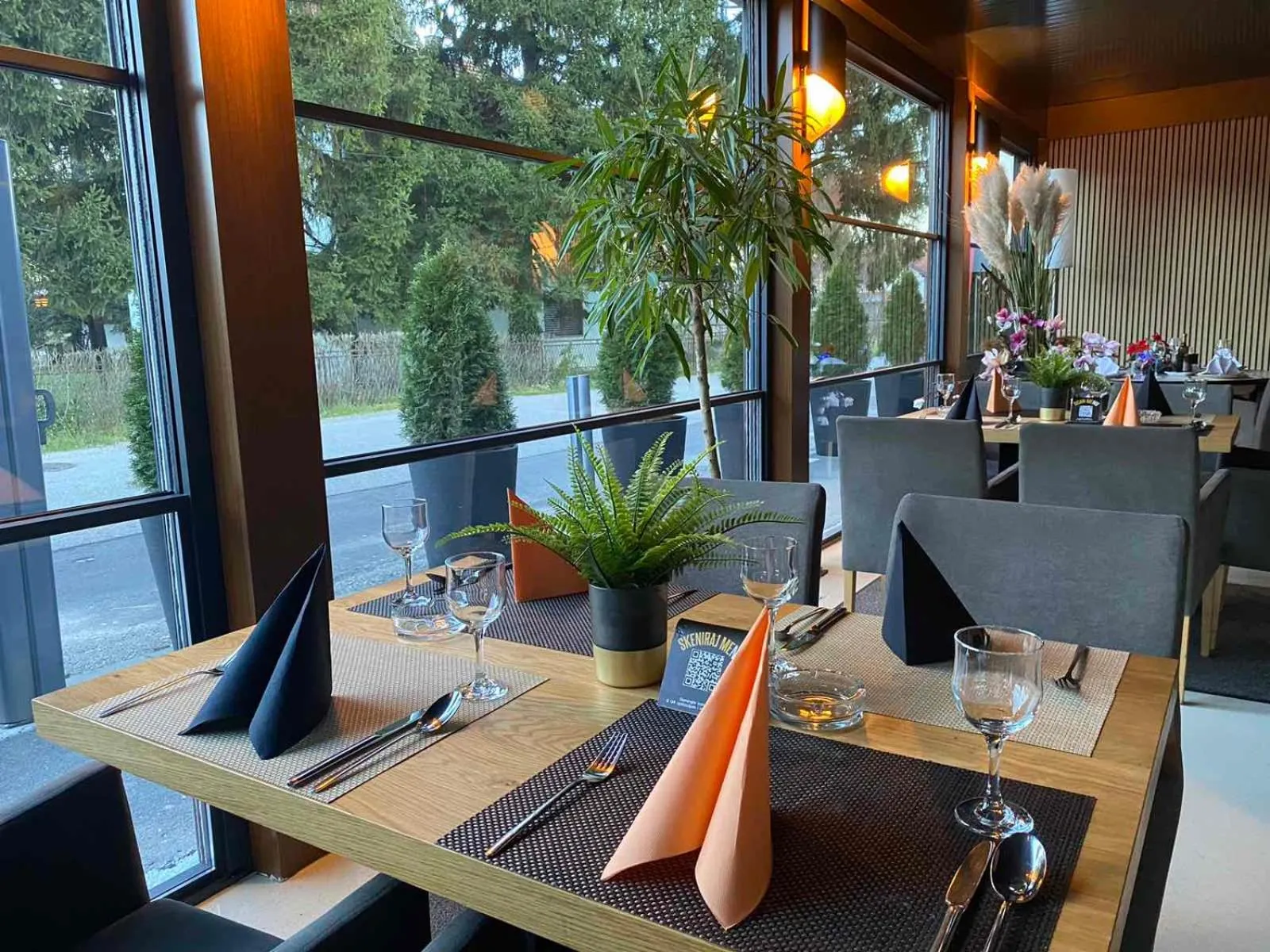 Restaurant/places to eat in Swiss Plus Hotel