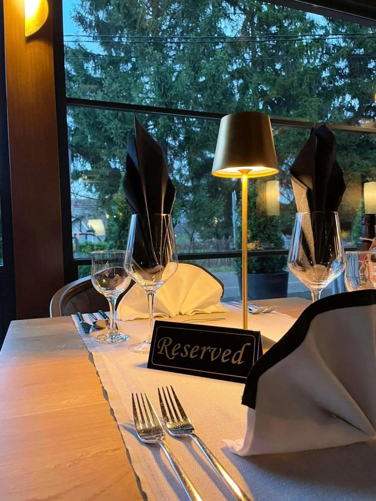 Restaurant/places to eat in Swiss Plus Hotel
