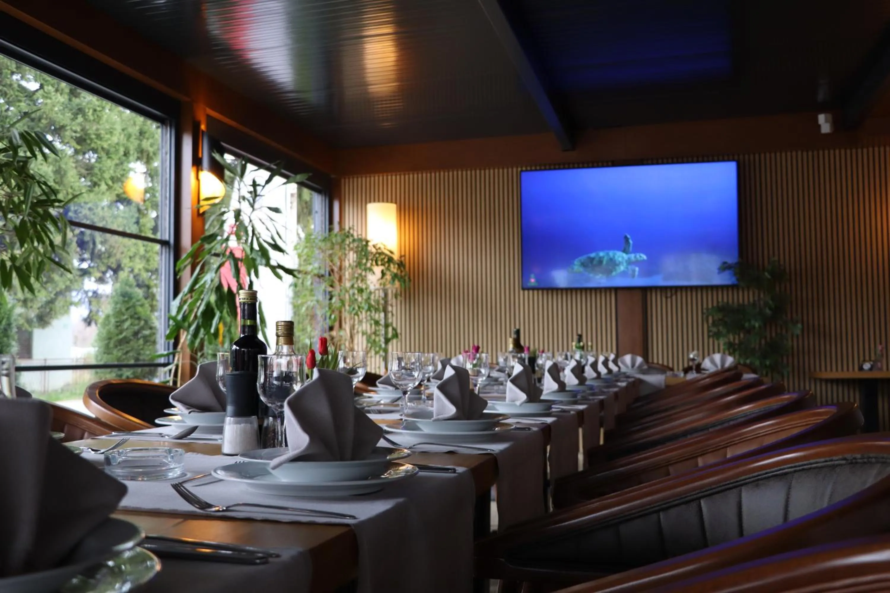 Restaurant/places to eat in Swiss Plus Hotel