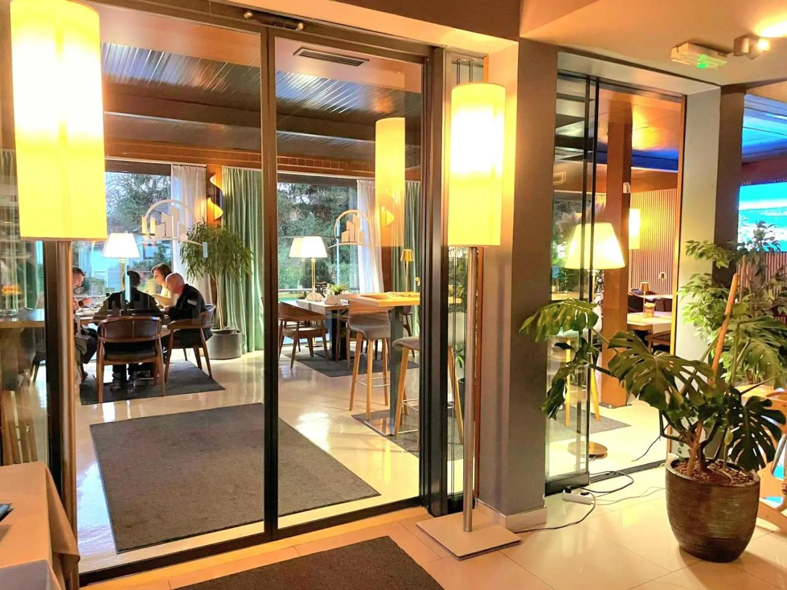 Restaurant/places to eat in Swiss Plus Hotel
