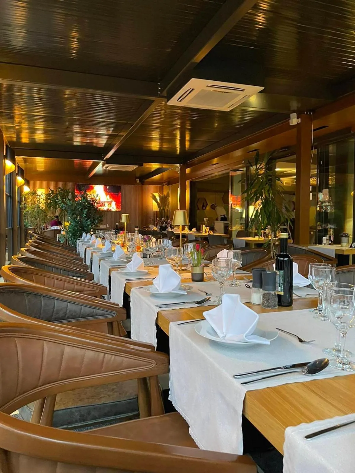 Restaurant/places to eat in Swiss Plus Hotel
