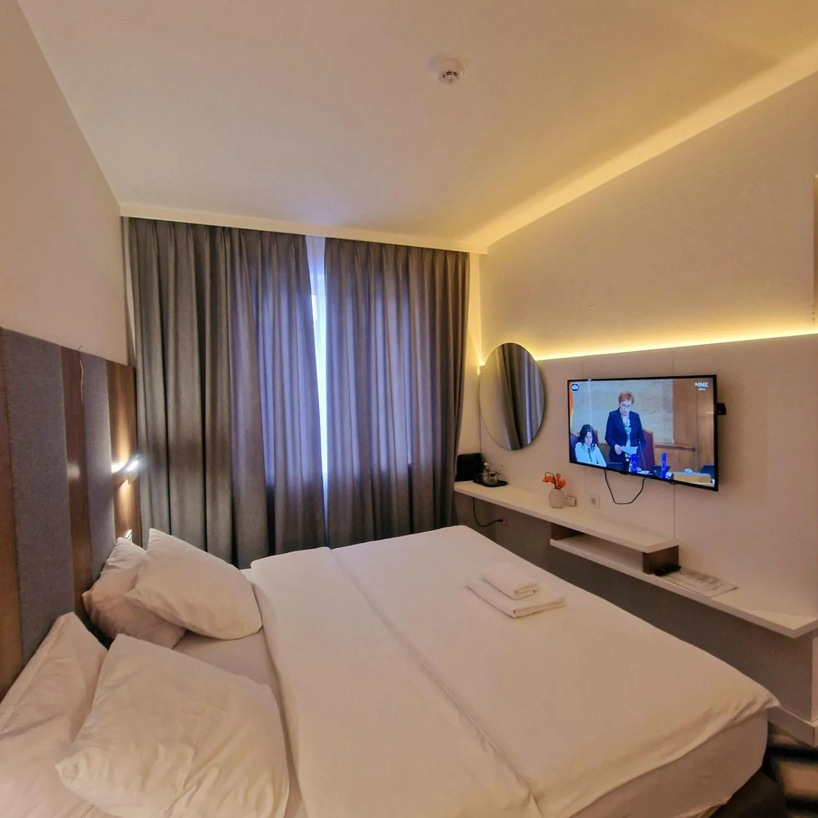Communal lounge/ TV room, Bed in Swiss Plus Hotel
