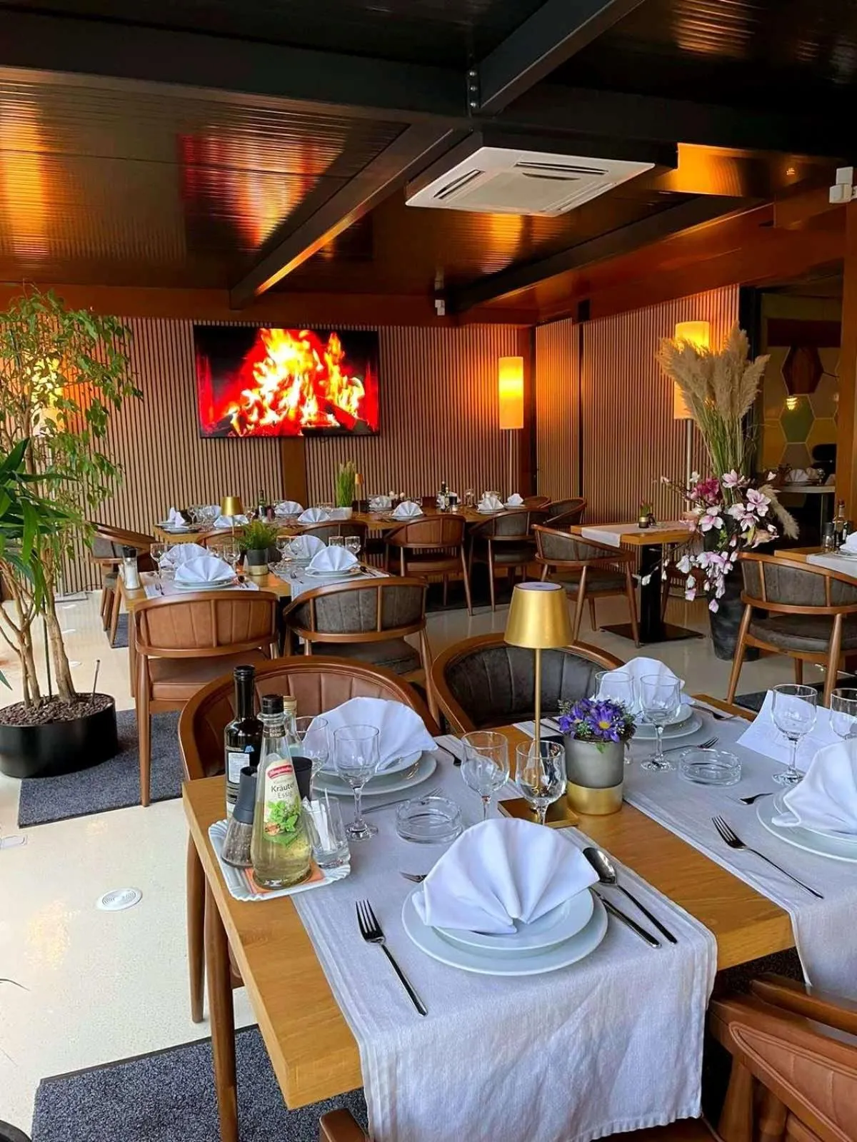 Restaurant/places to eat in Swiss Plus Hotel