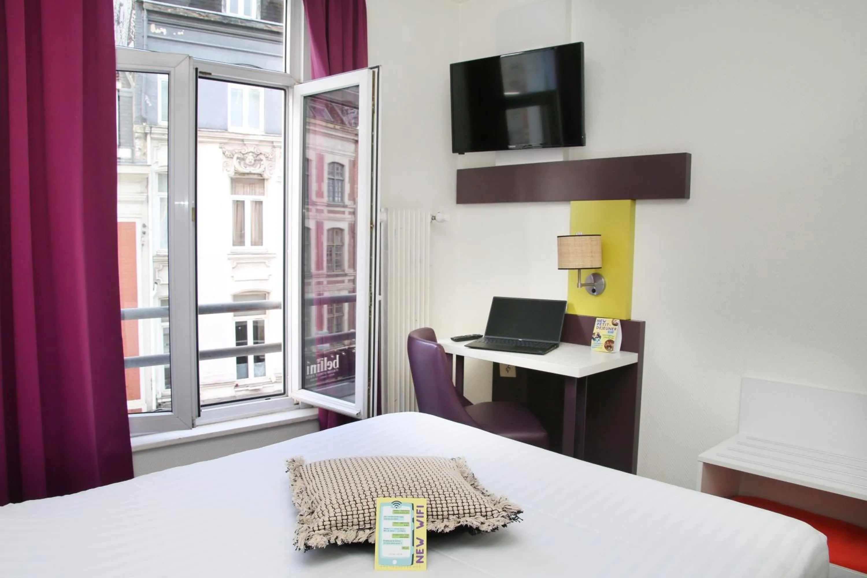 Bedroom, Bed in Grand Hôtel Lille