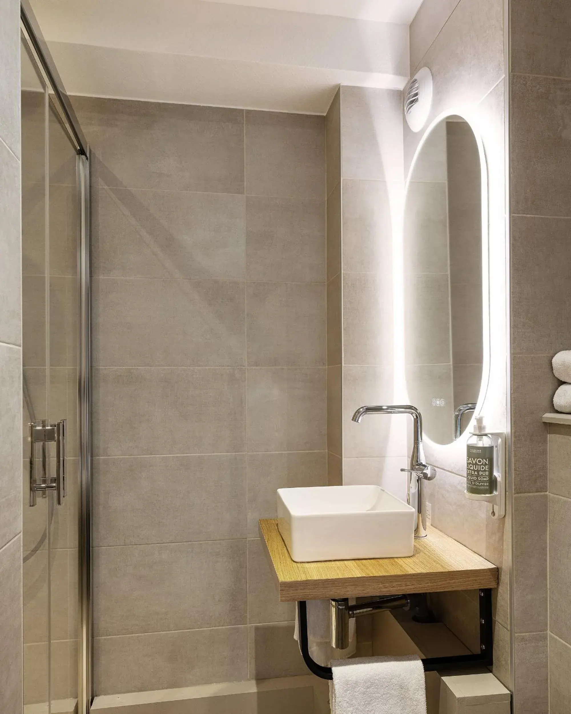 Bathroom in Grand Hôtel Lille Bathroom in Grand Hôtel Lille