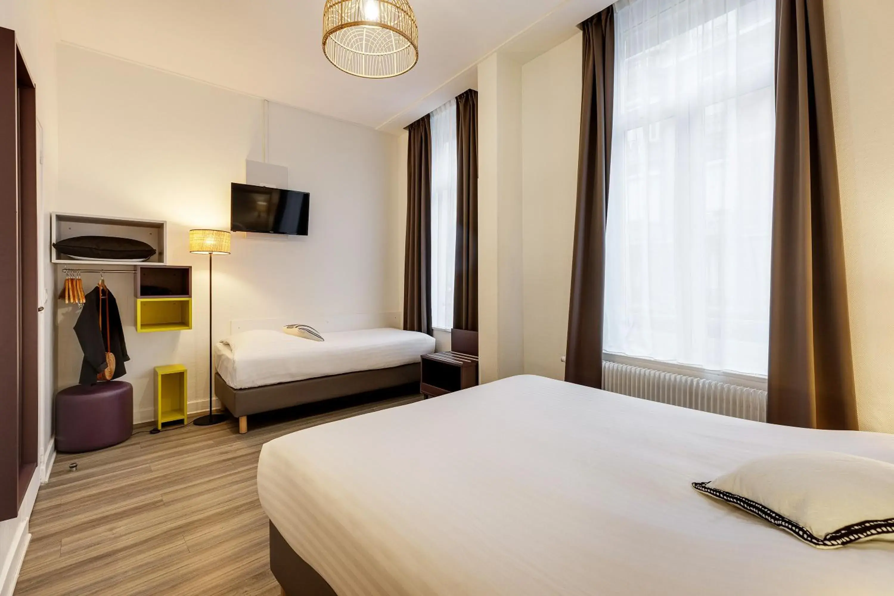 TV and multimedia, Bed in Grand Hôtel Lille TV and multimedia, Bed in Grand Hôtel Lille