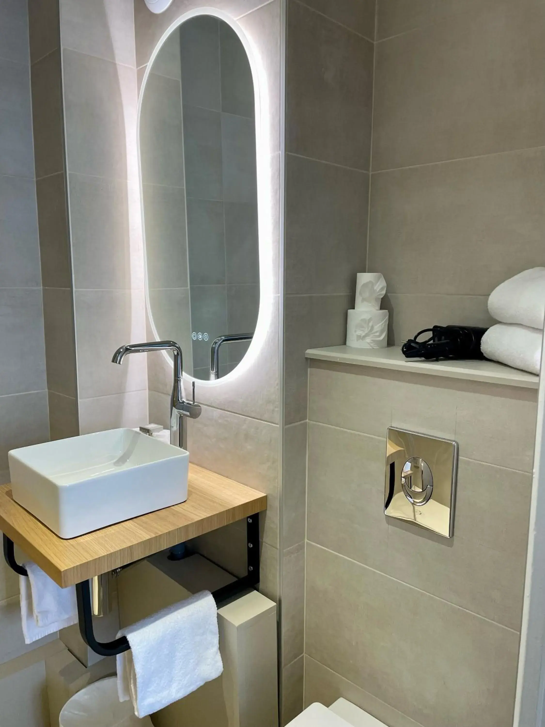 Bathroom in Grand Hôtel Lille Bathroom in Grand Hôtel Lille