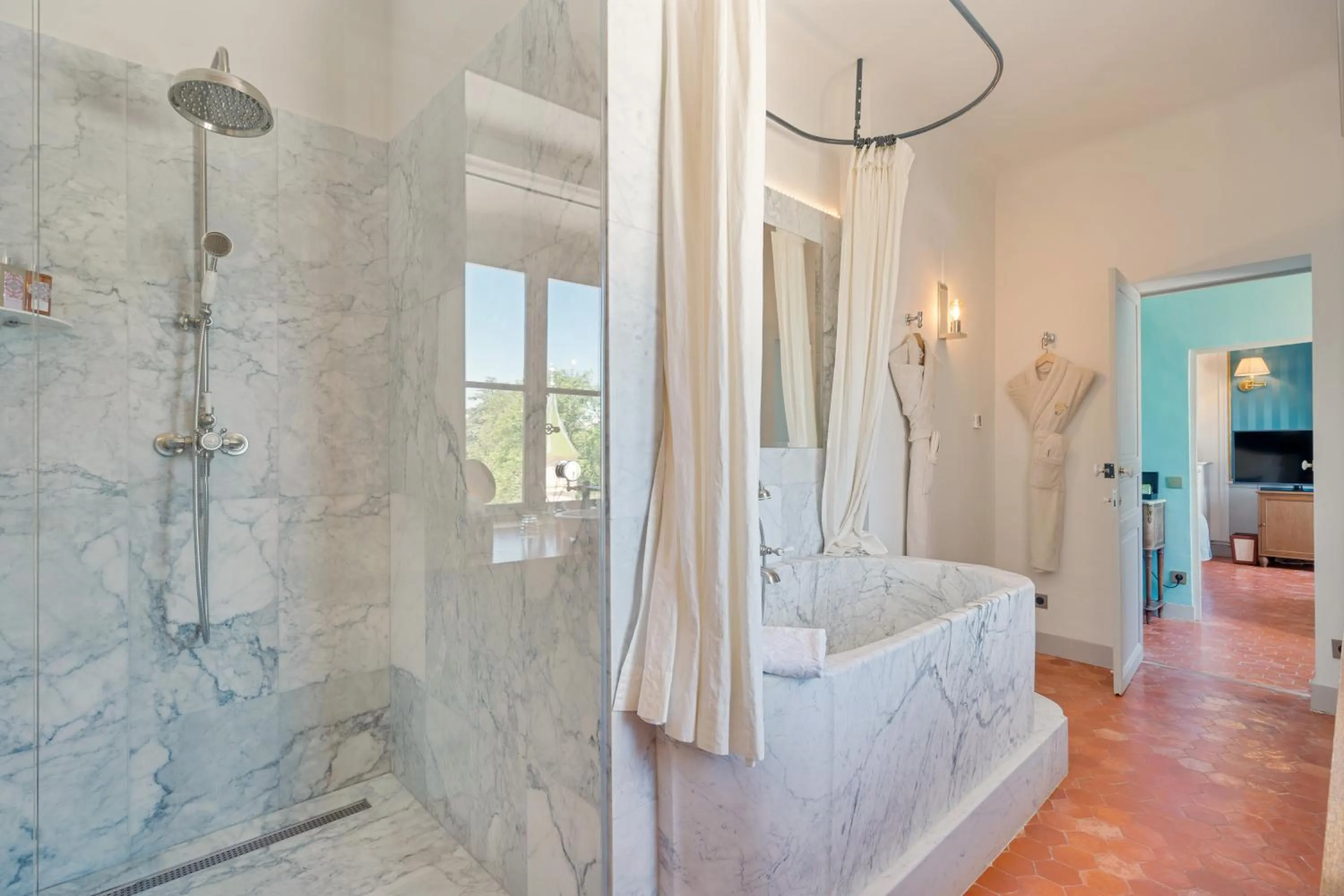 Bathroom, Bed in Château de Fonscolombe