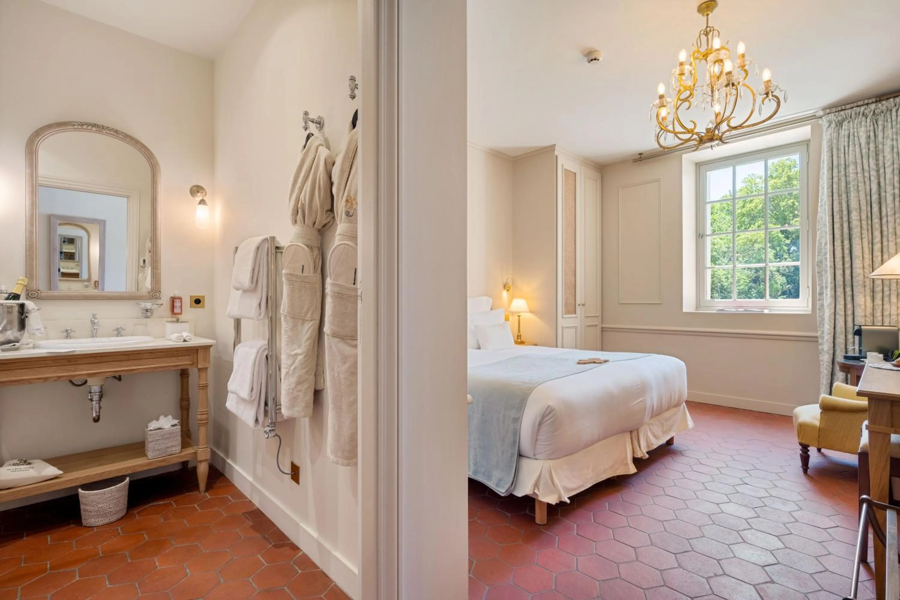 Bathroom, Bed in Château de Fonscolombe