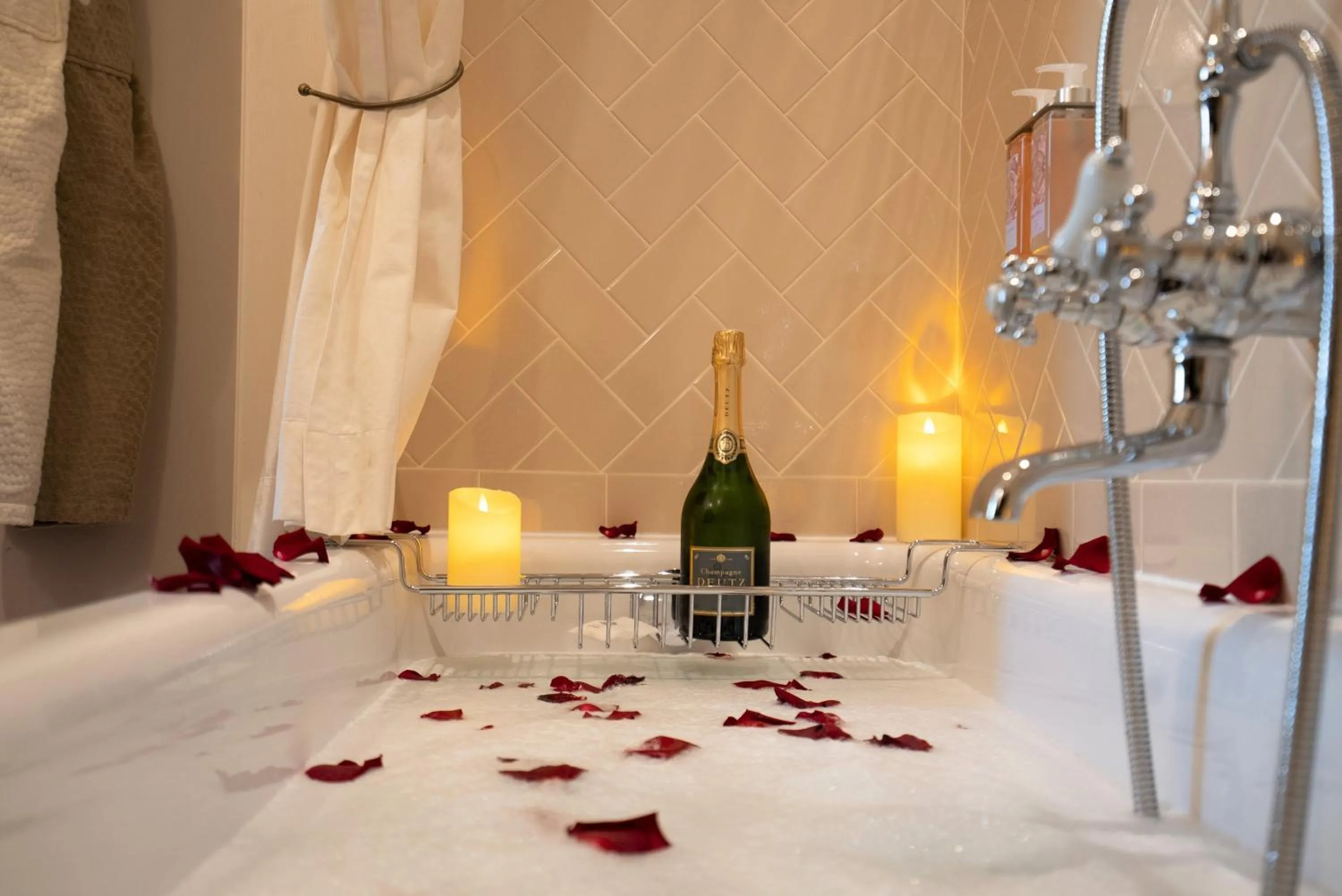 Bathroom, Bed in Château de Fonscolombe