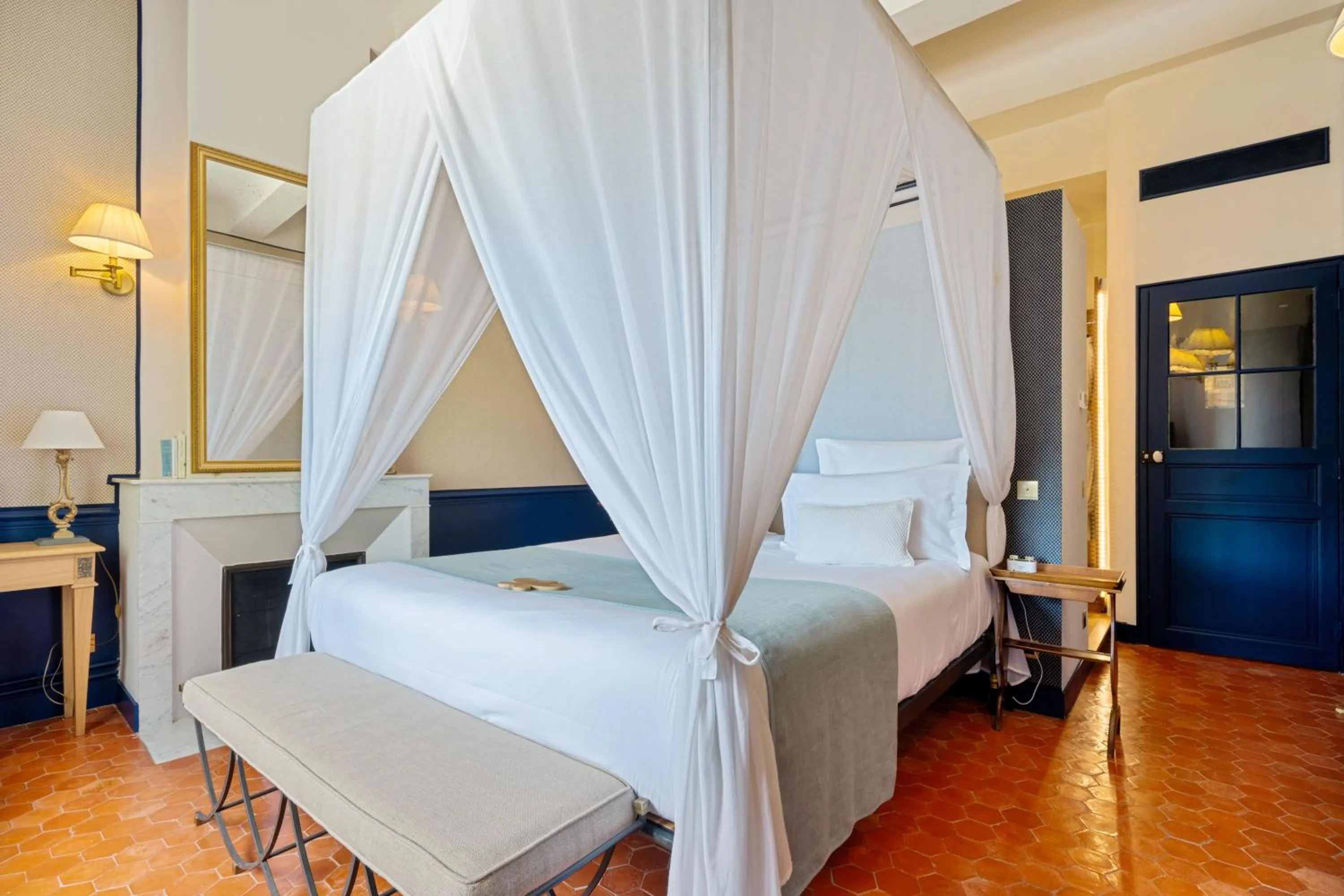 Bedroom, Bed in Château de Fonscolombe