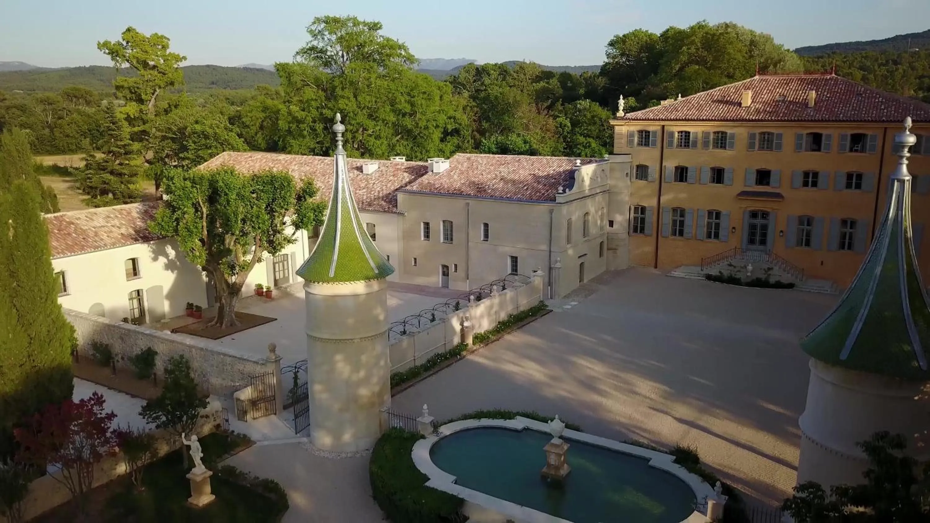 Facade/entrance in Château de Fonscolombe